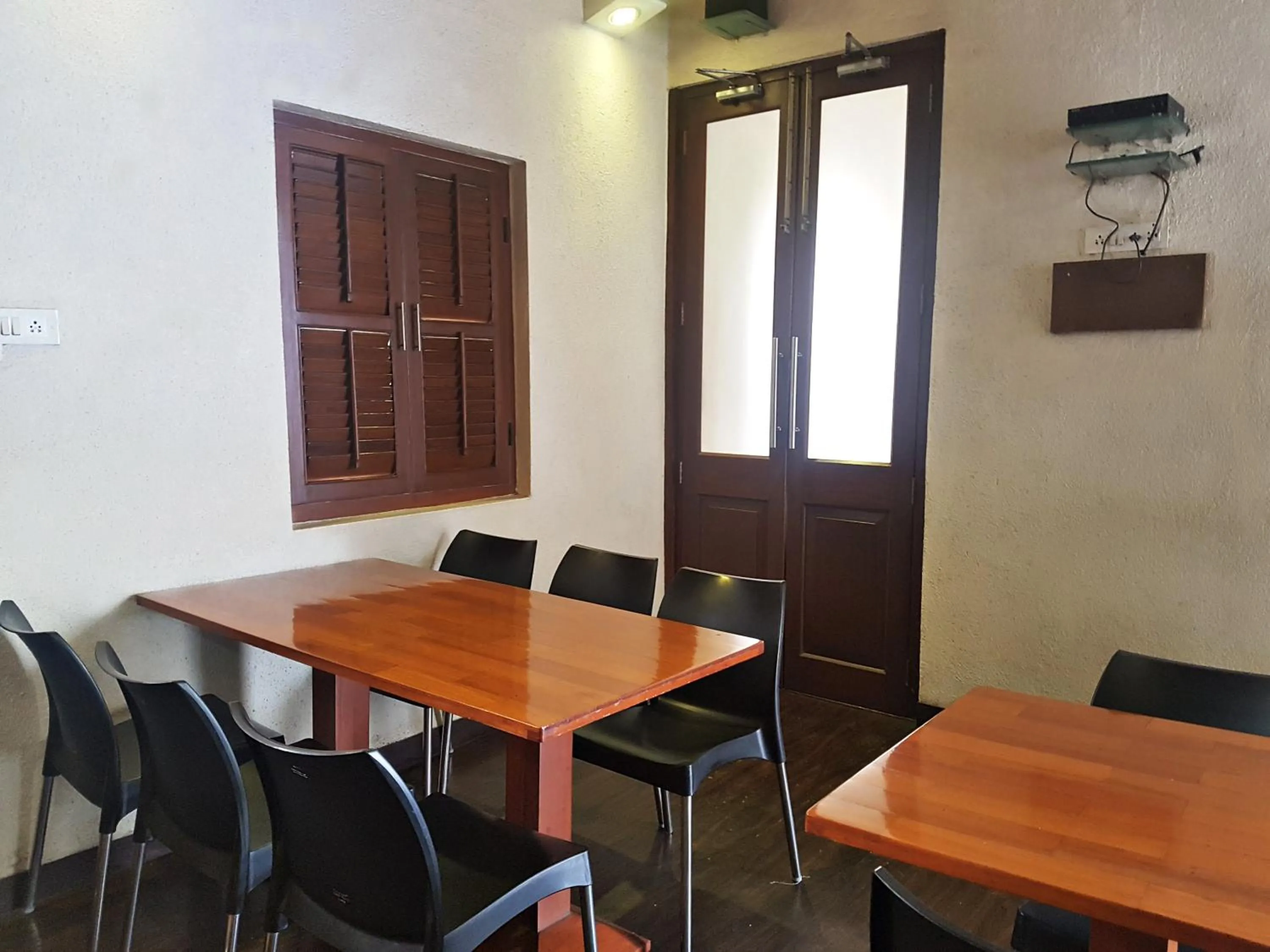 Restaurant/places to eat in Hotel Kumkum