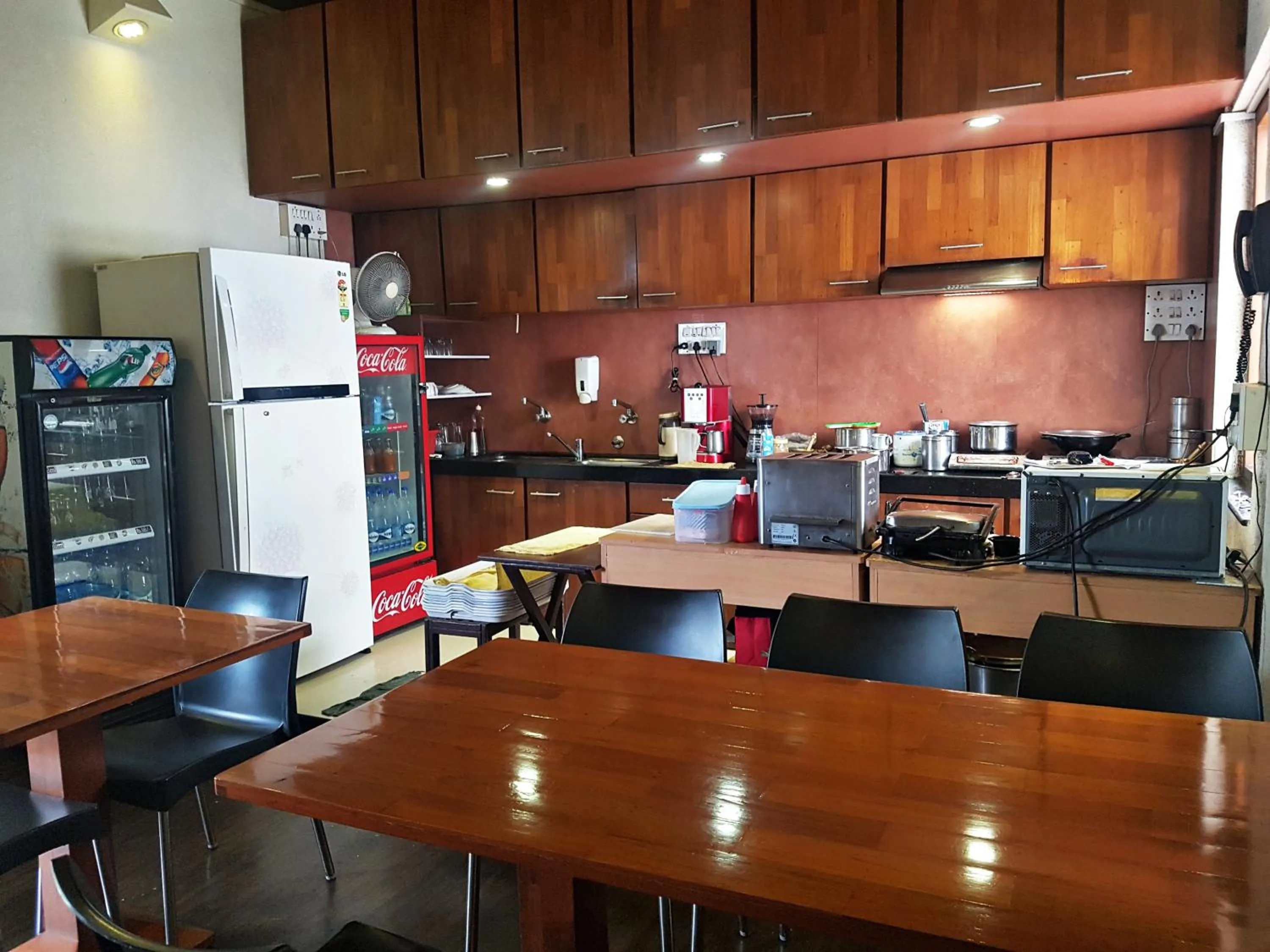 Restaurant/places to eat in Hotel Kumkum