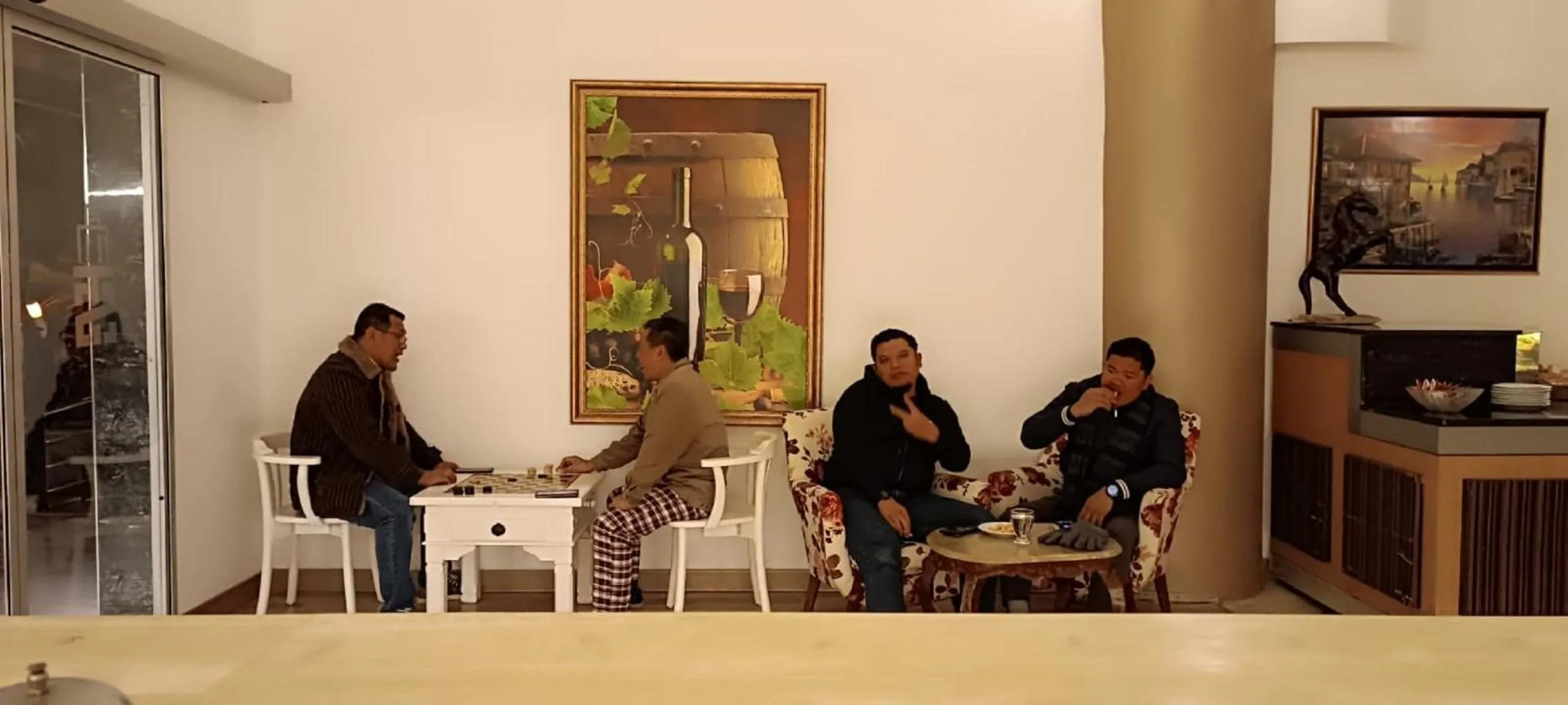 Restaurant/places to eat in Silver Tower Residence