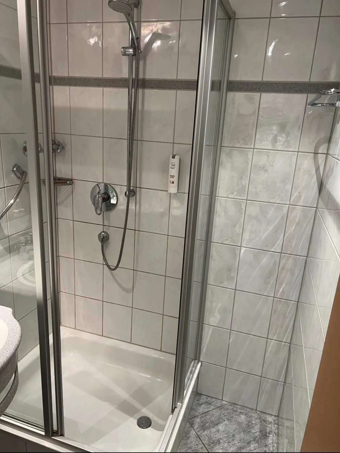 Shower in Hotel Wilder Mann
