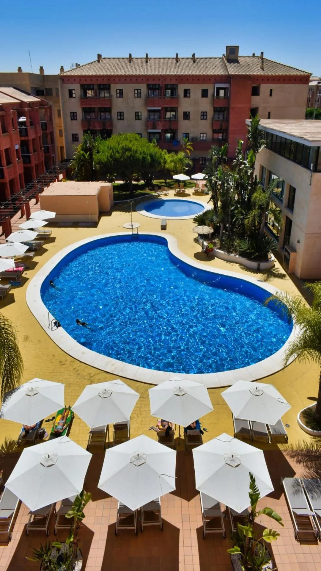 Swimming pool in Leo Enebrales