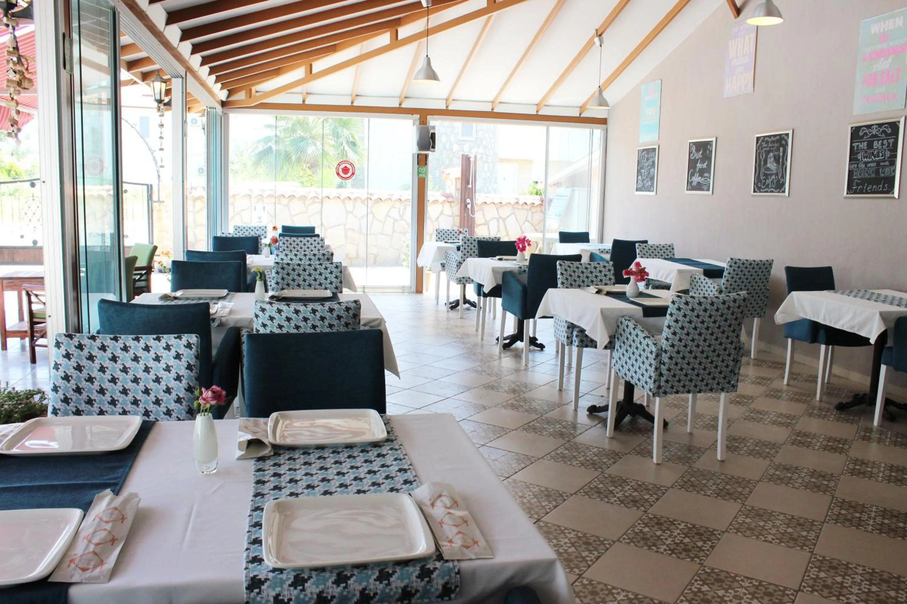 Restaurant/places to eat in Casablanca Hotel