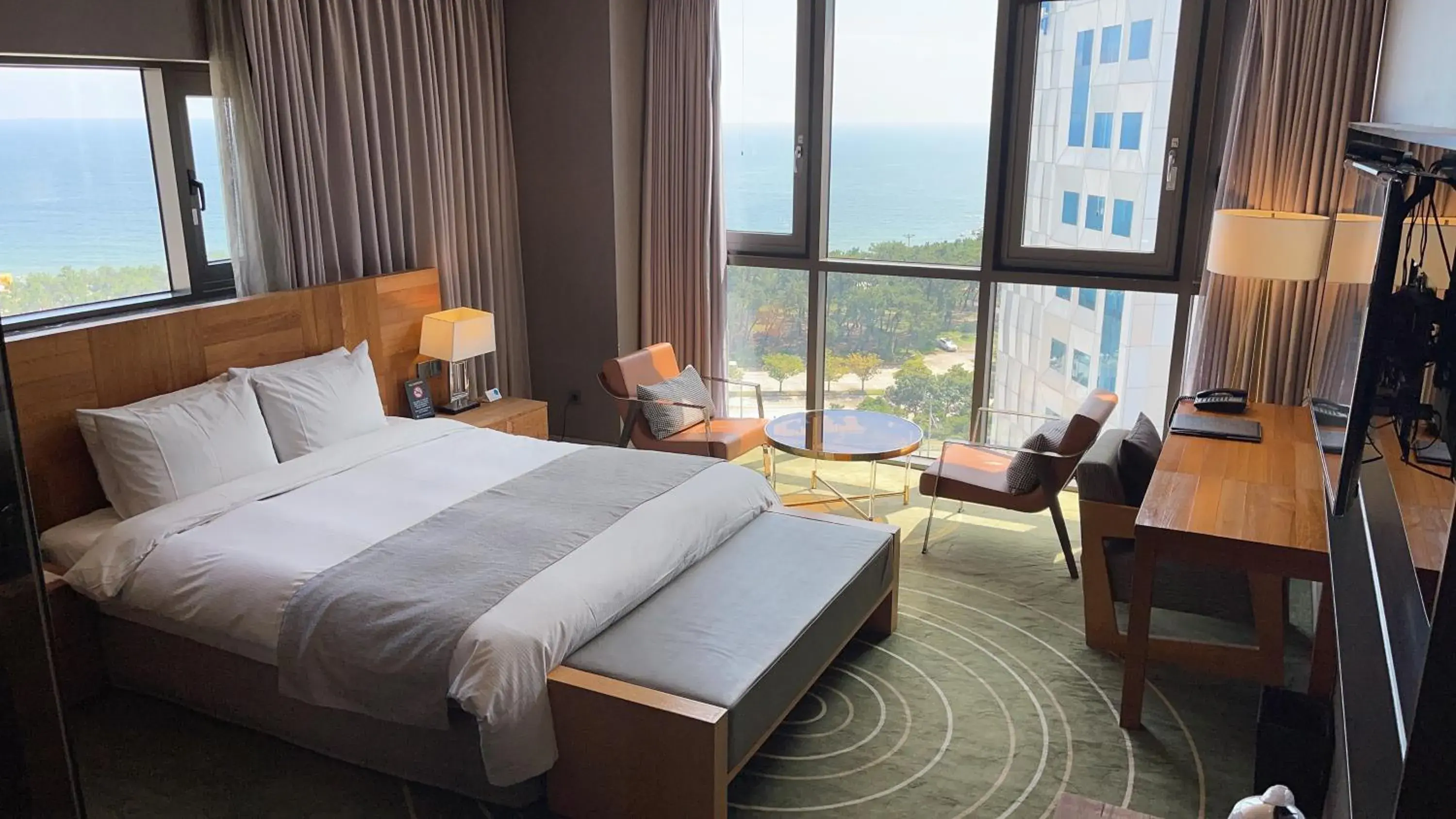 Special Offer - Deluxe King Room with Free Mini-bar and Parking in Best Louis Hamilton Hotel Haeundae Special Offer - Deluxe King Room with Free Mini-bar and Parking in Best Louis Hamilton Hotel Haeundae