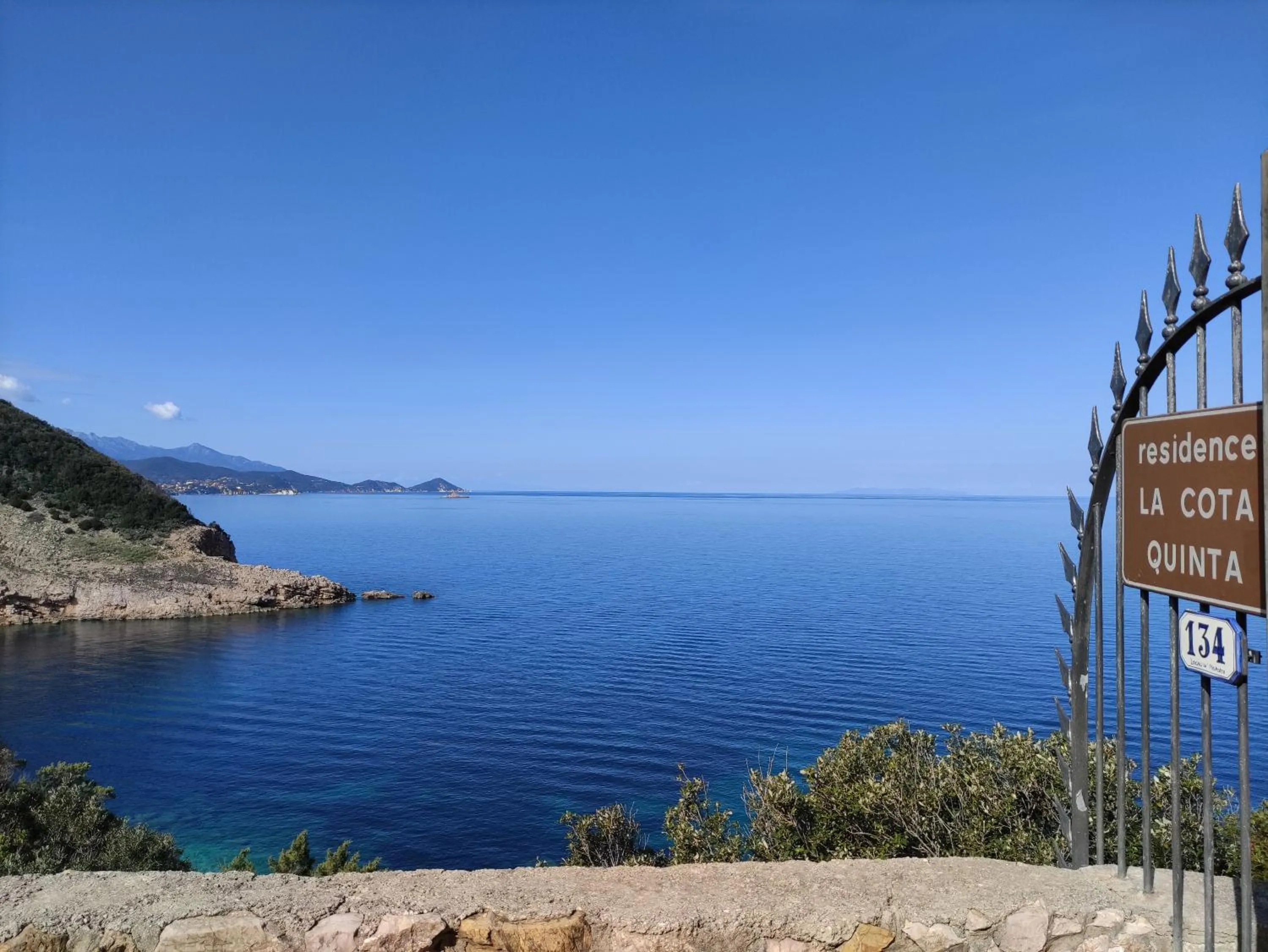 Facade/entrance in Cota Quinta