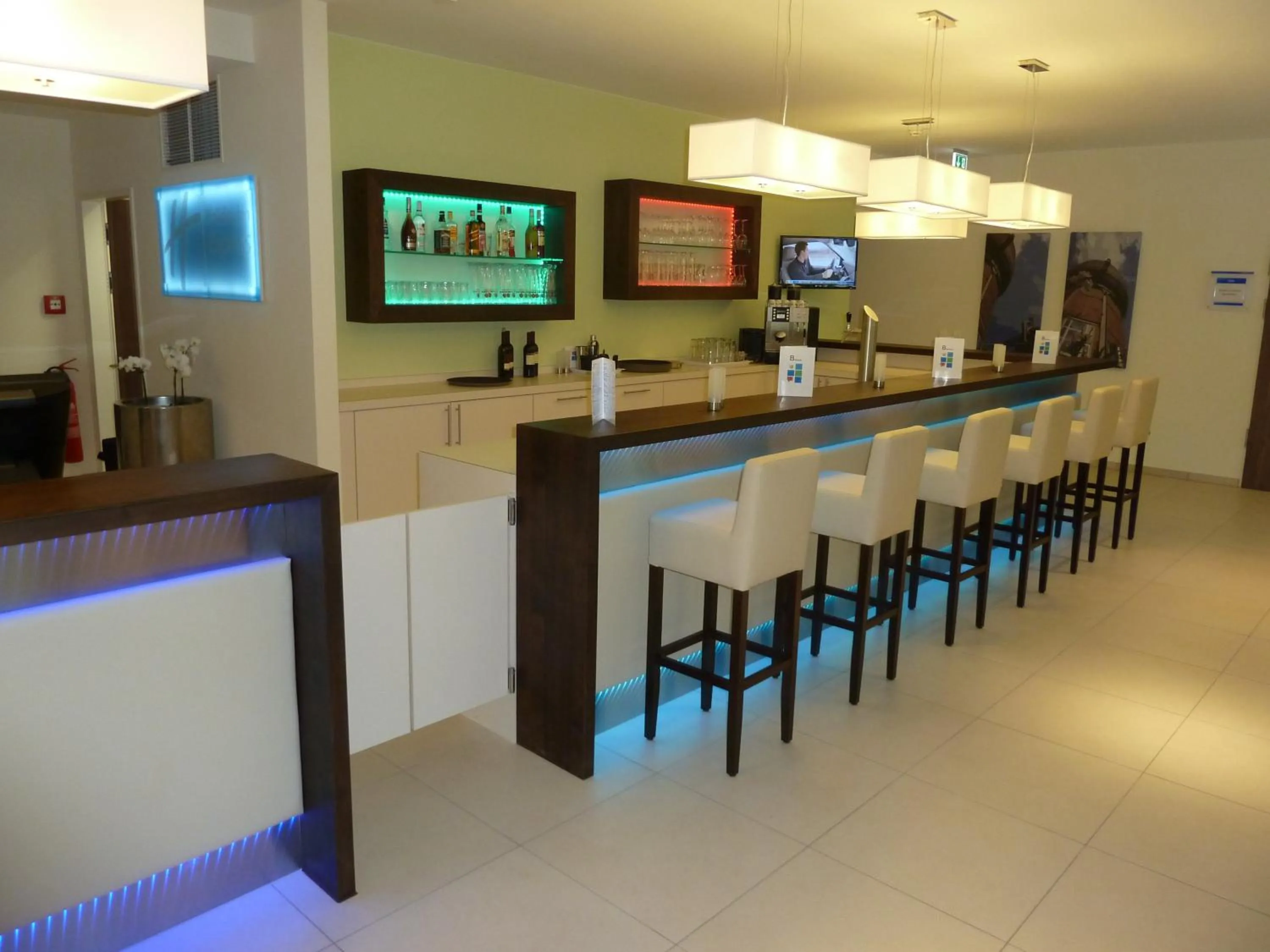 Lounge or bar in Holiday Inn Express Neunkirchen by IHG
