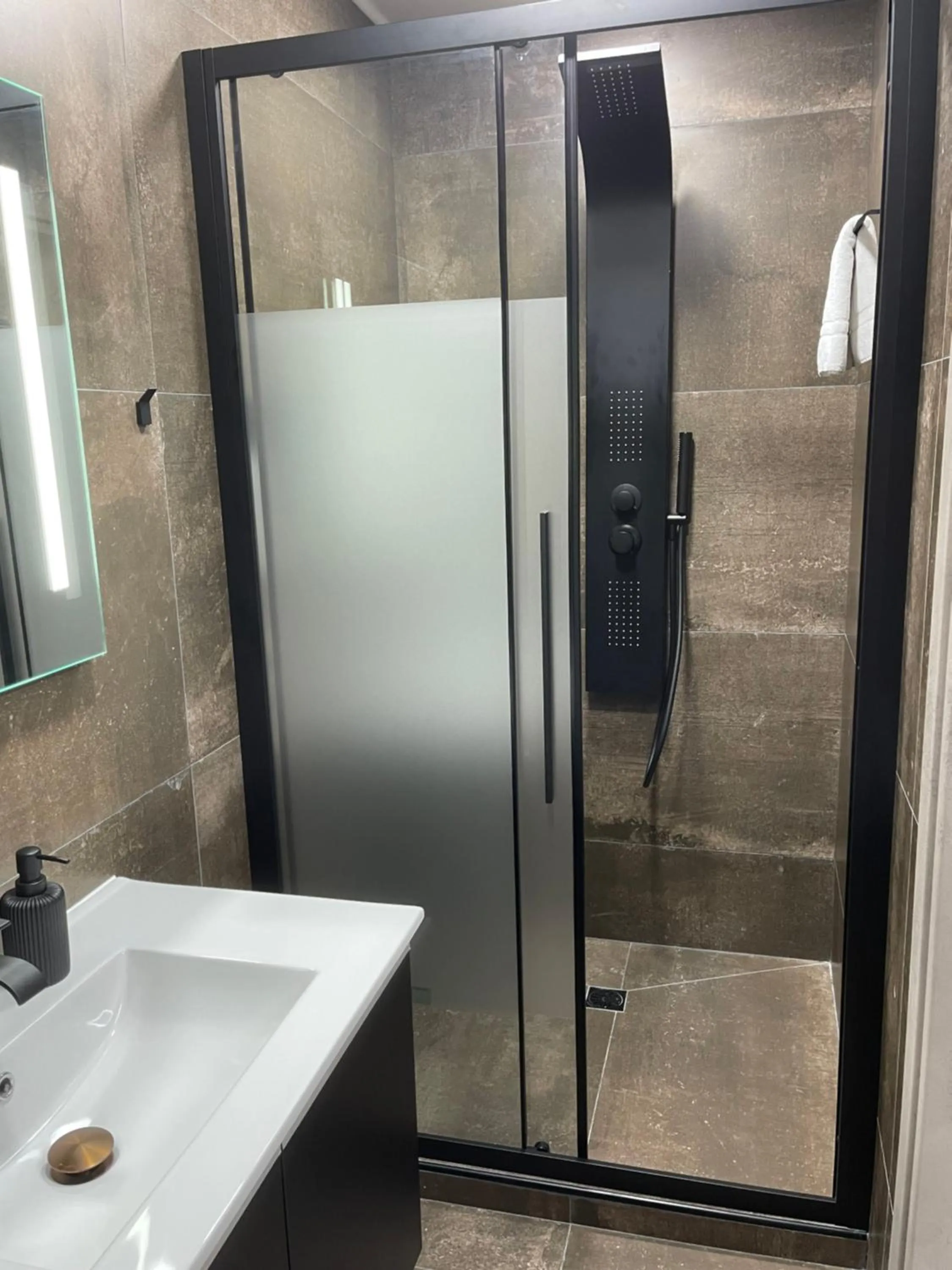 AVR Airport Deluxe Suites 6 AIRPORT FREE SHUTLE