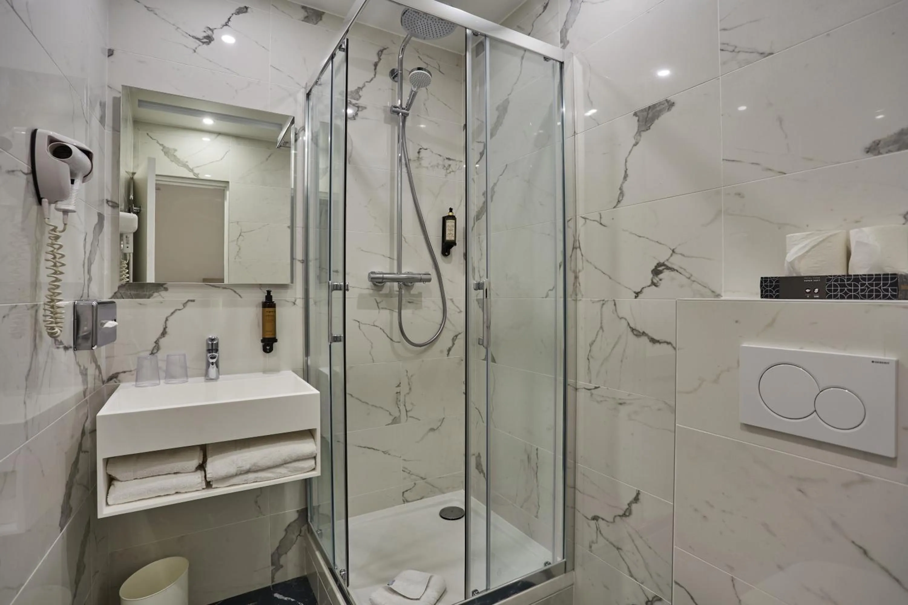 Shower in Hôtel LUX PICPUS