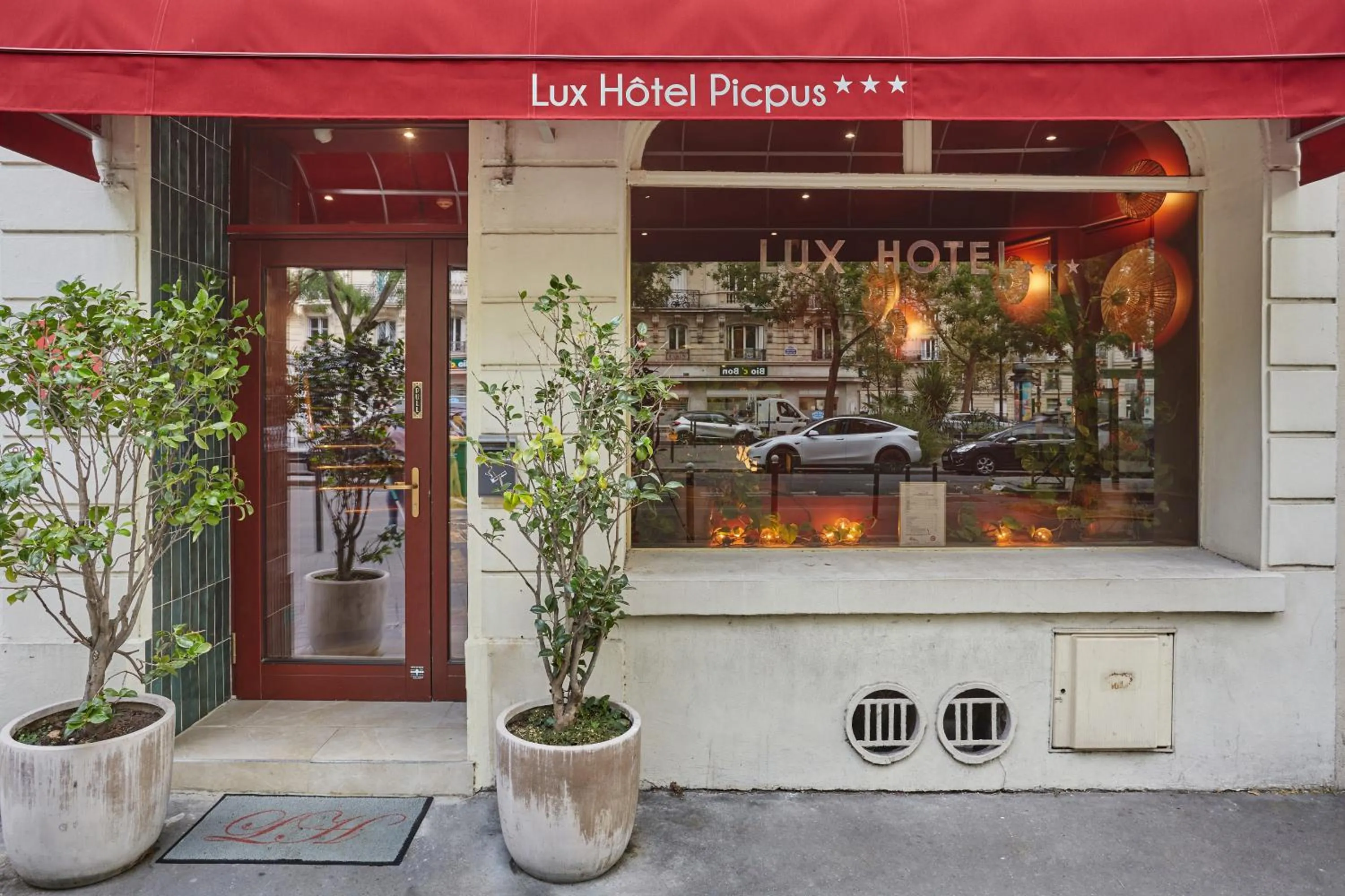 Facade/entrance in Hôtel LUX PICPUS