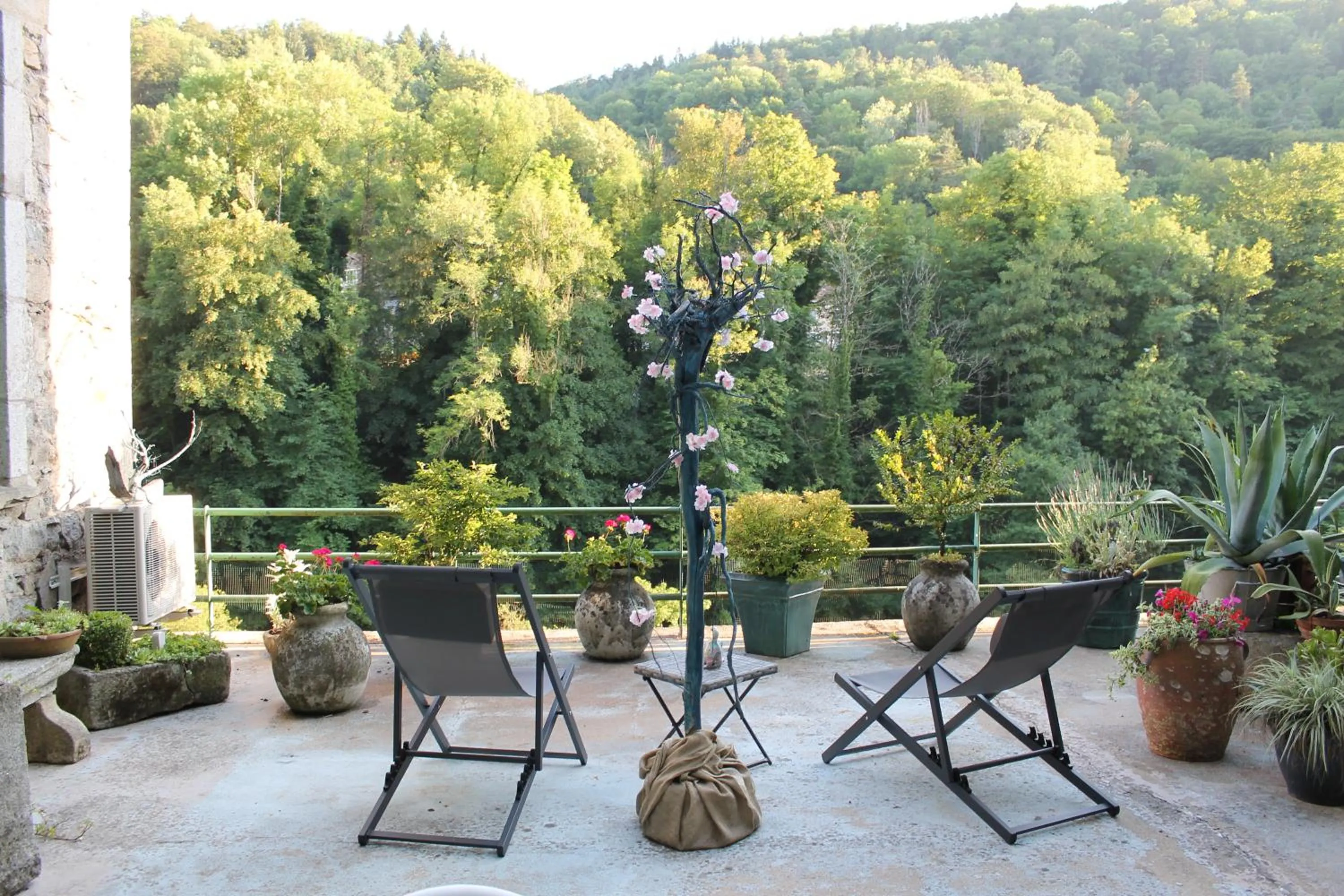 Patio in Chambre Bounty, B&B, cuisine privée, lit queen size, terrasse, parking, garage