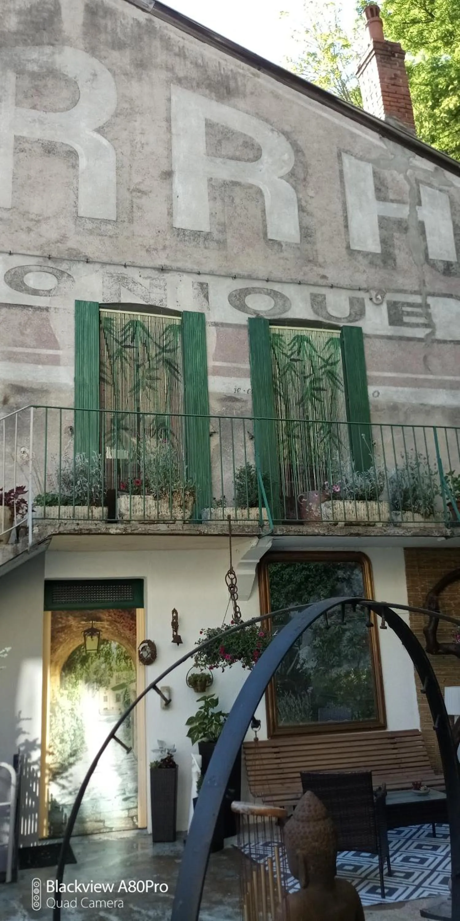 Patio in Chambre Bounty, B&B, cuisine privée, lit queen size, terrasse, parking, garage