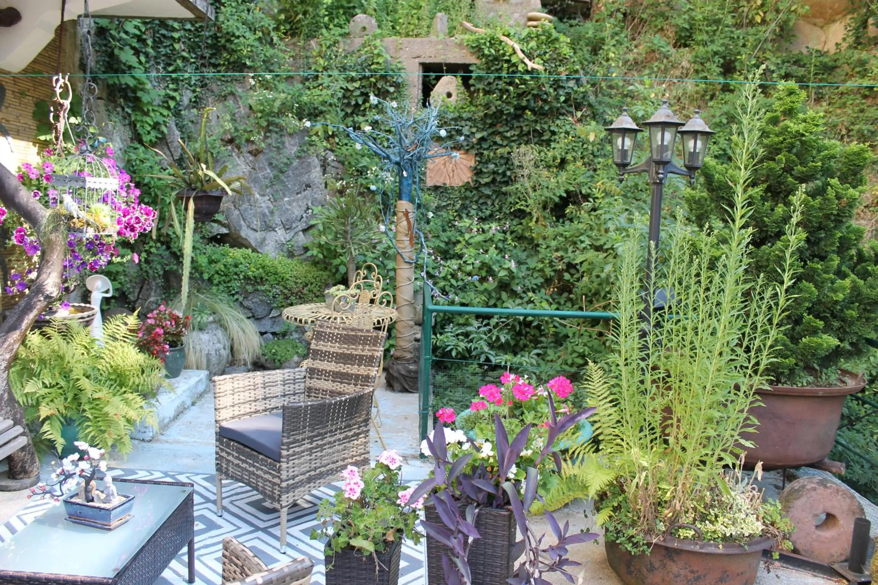 Patio in Chambre Bounty, B&B, cuisine privée, lit queen size, terrasse, parking, garage