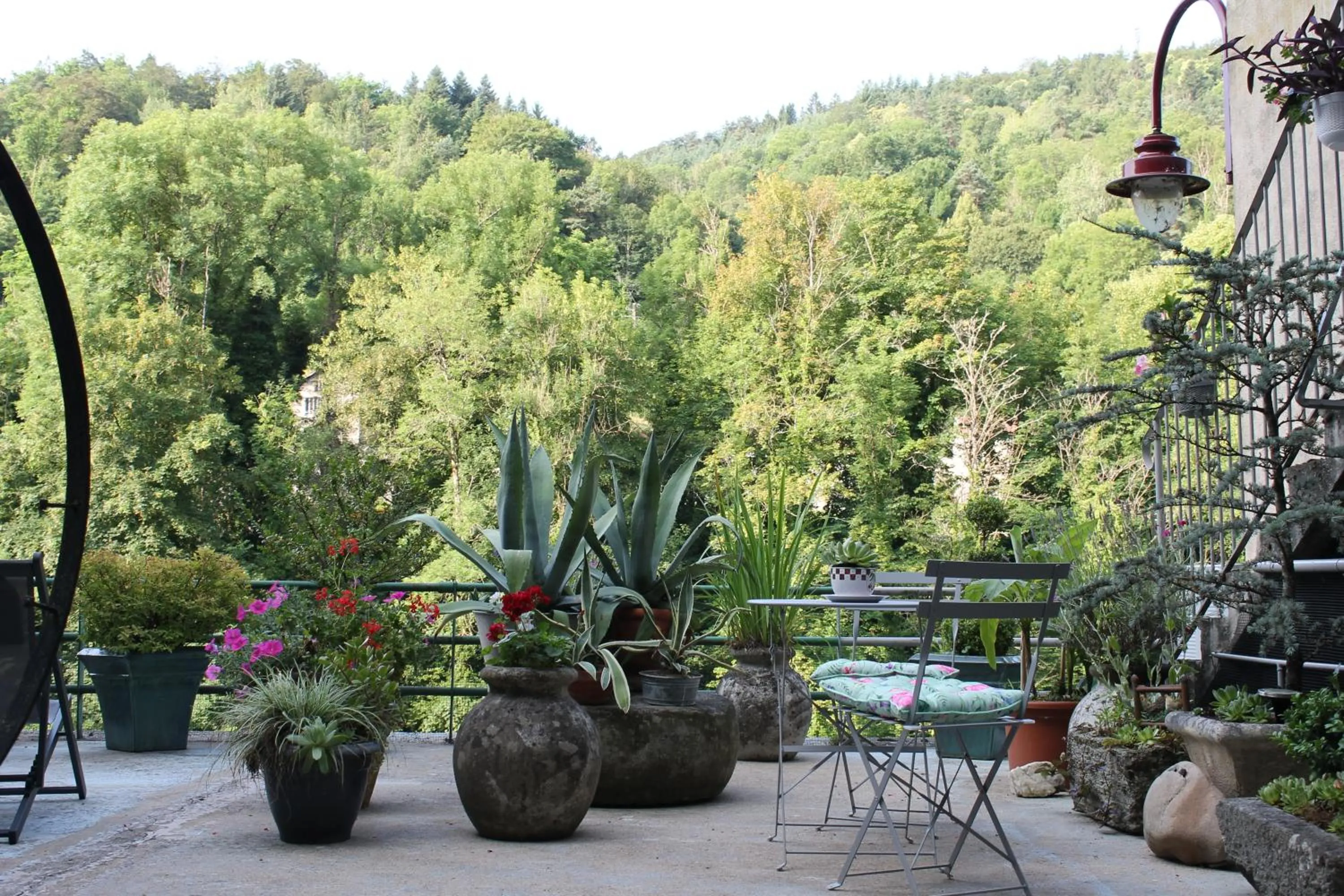 Mountain view in Chambre Bounty, B&B, cuisine privée, lit queen size, terrasse, parking, garage