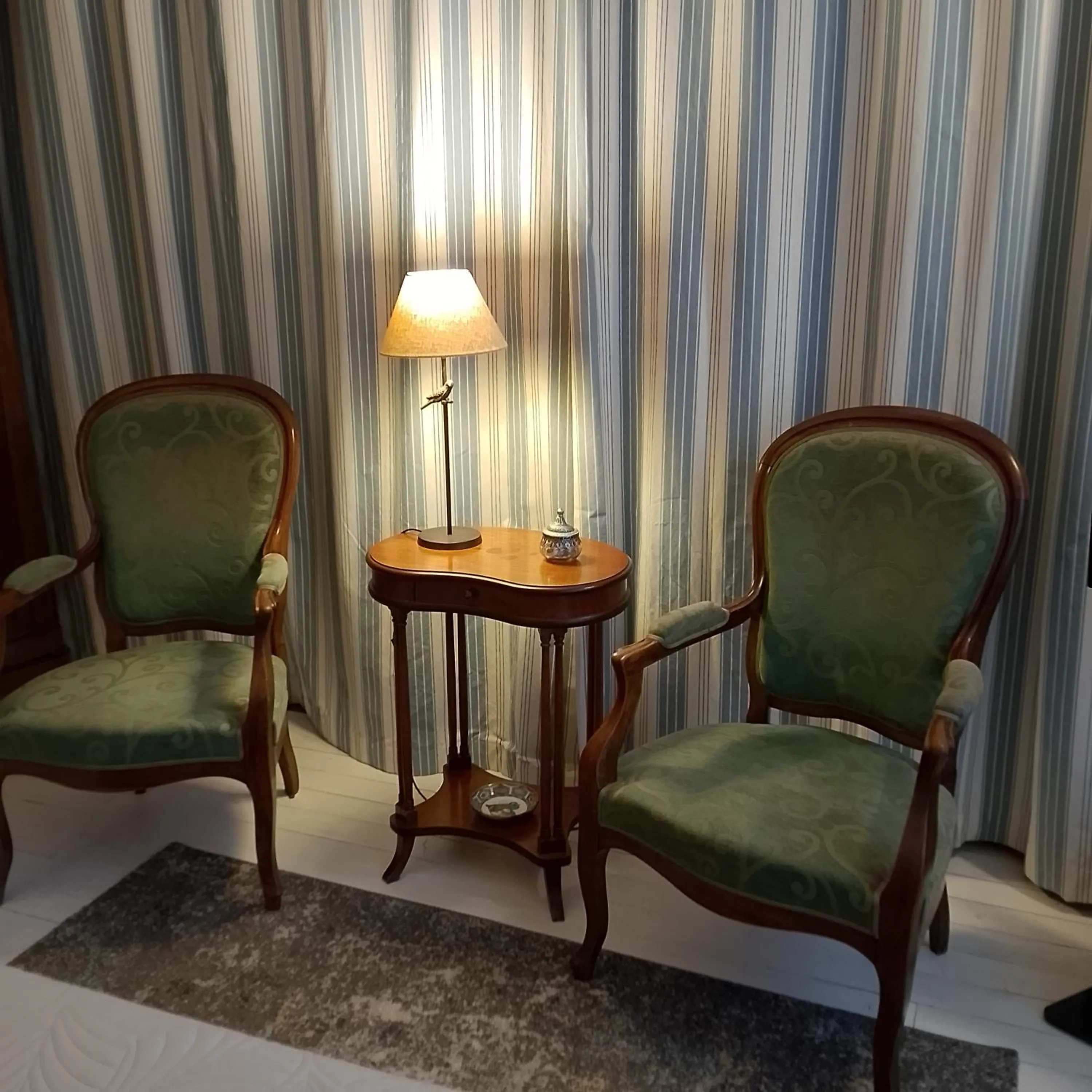 Living room in Chambre Bounty, B&B, cuisine privée, lit queen size, terrasse, parking, garage