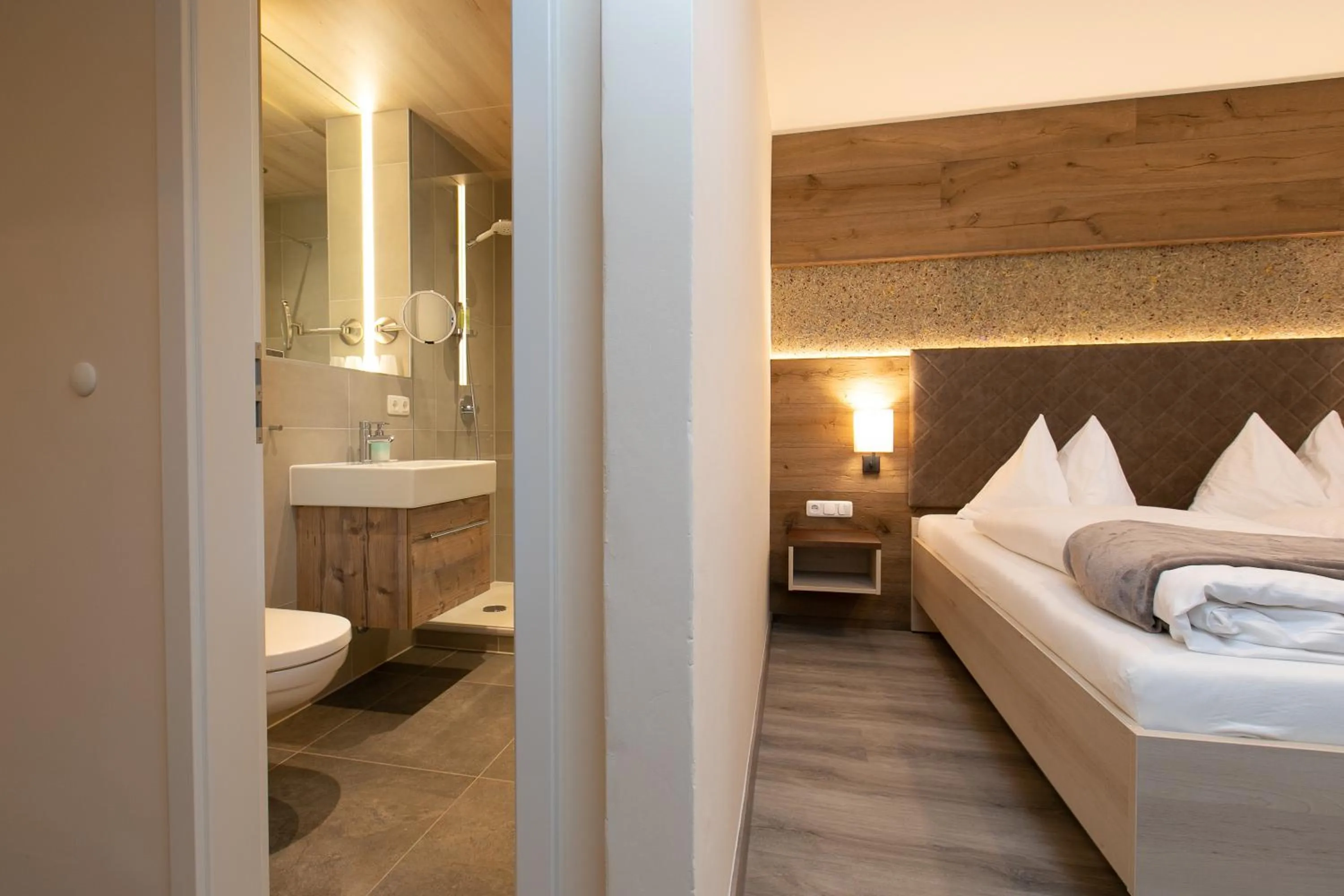 Bathroom, Bed in Hotel am Wald