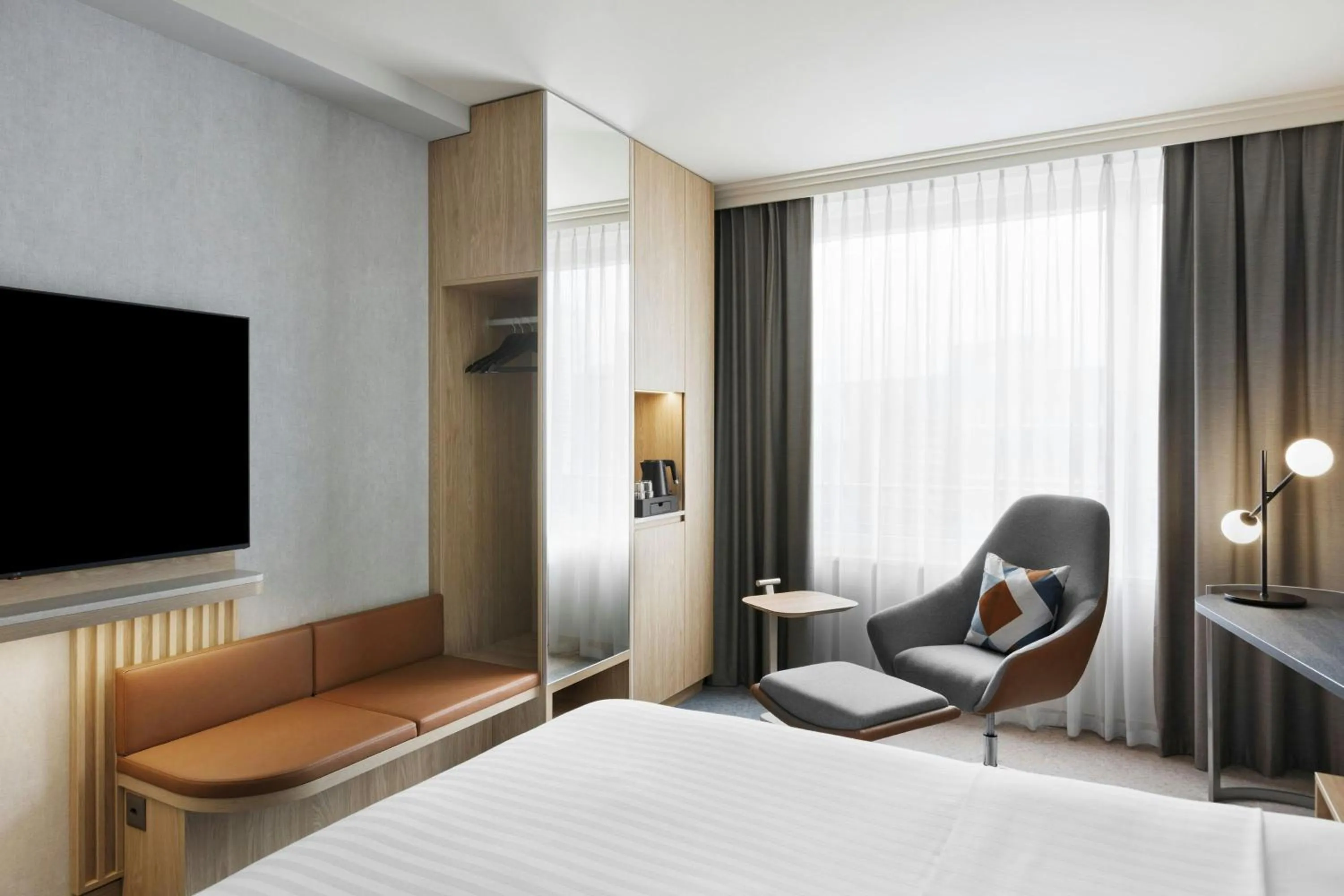 Photo of the whole room, Bed in Courtyard by Marriott Zurich North