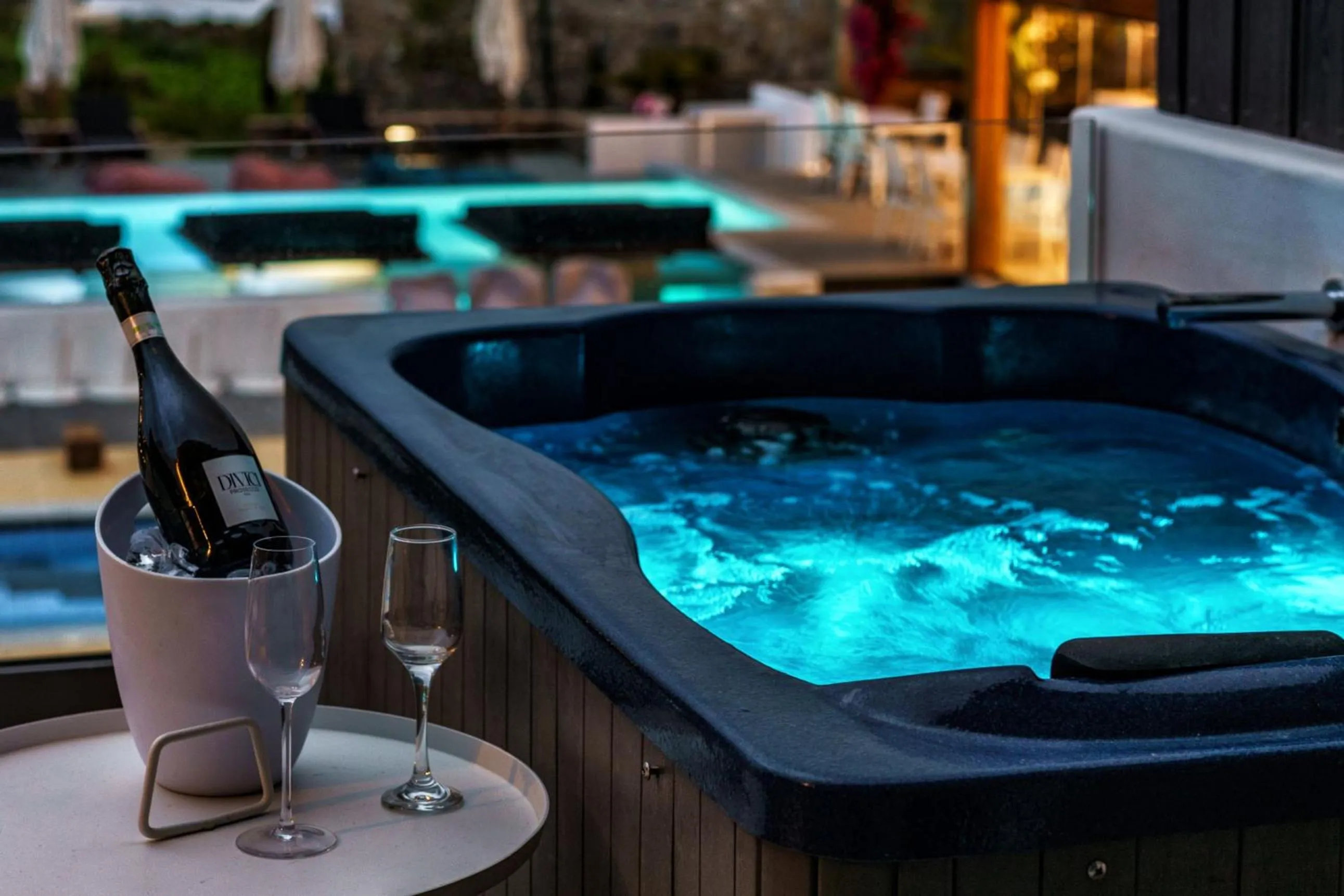 Hot Tub in Bianco a Nero Mykonos