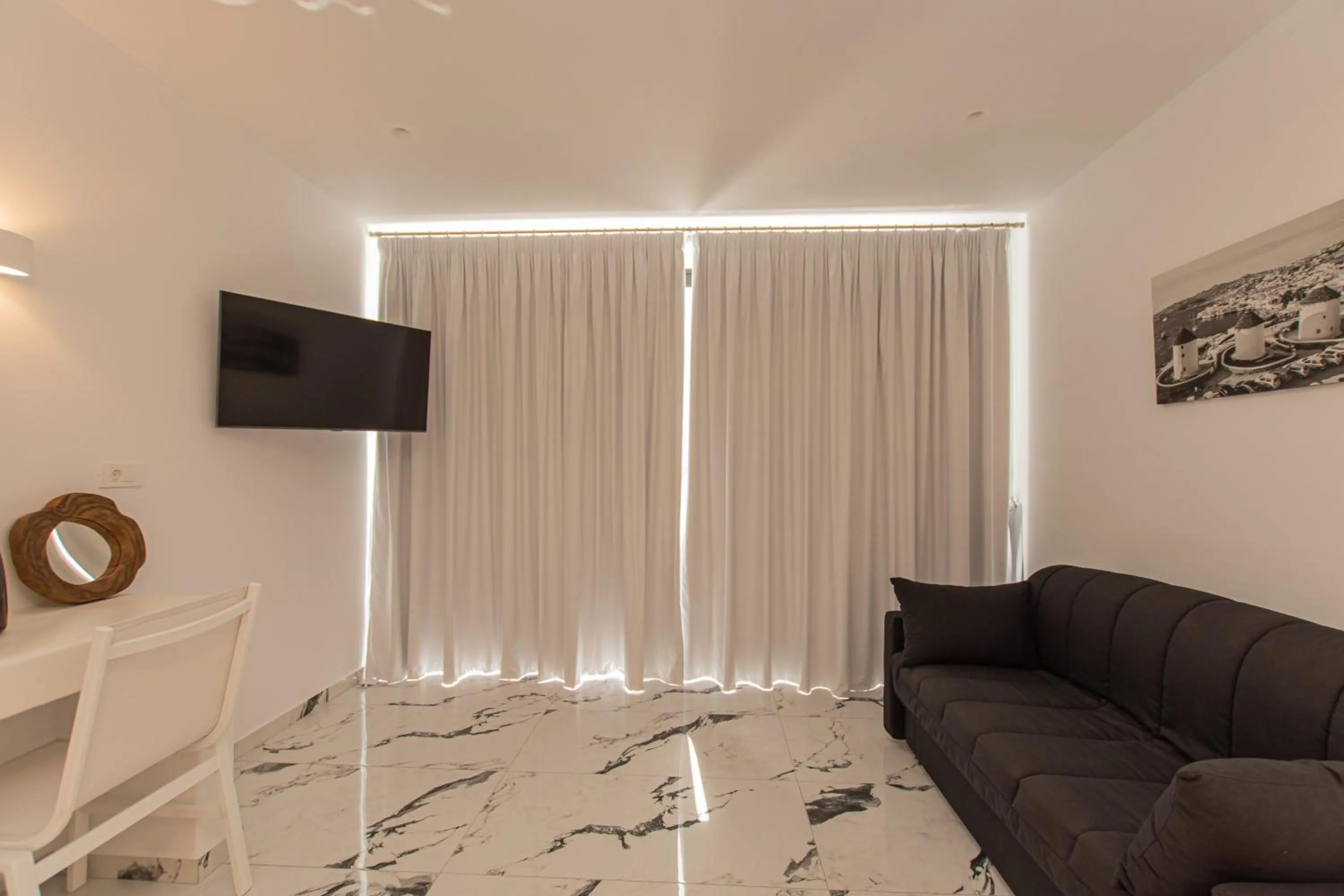 Photo of the whole room in Bianco a Nero Mykonos