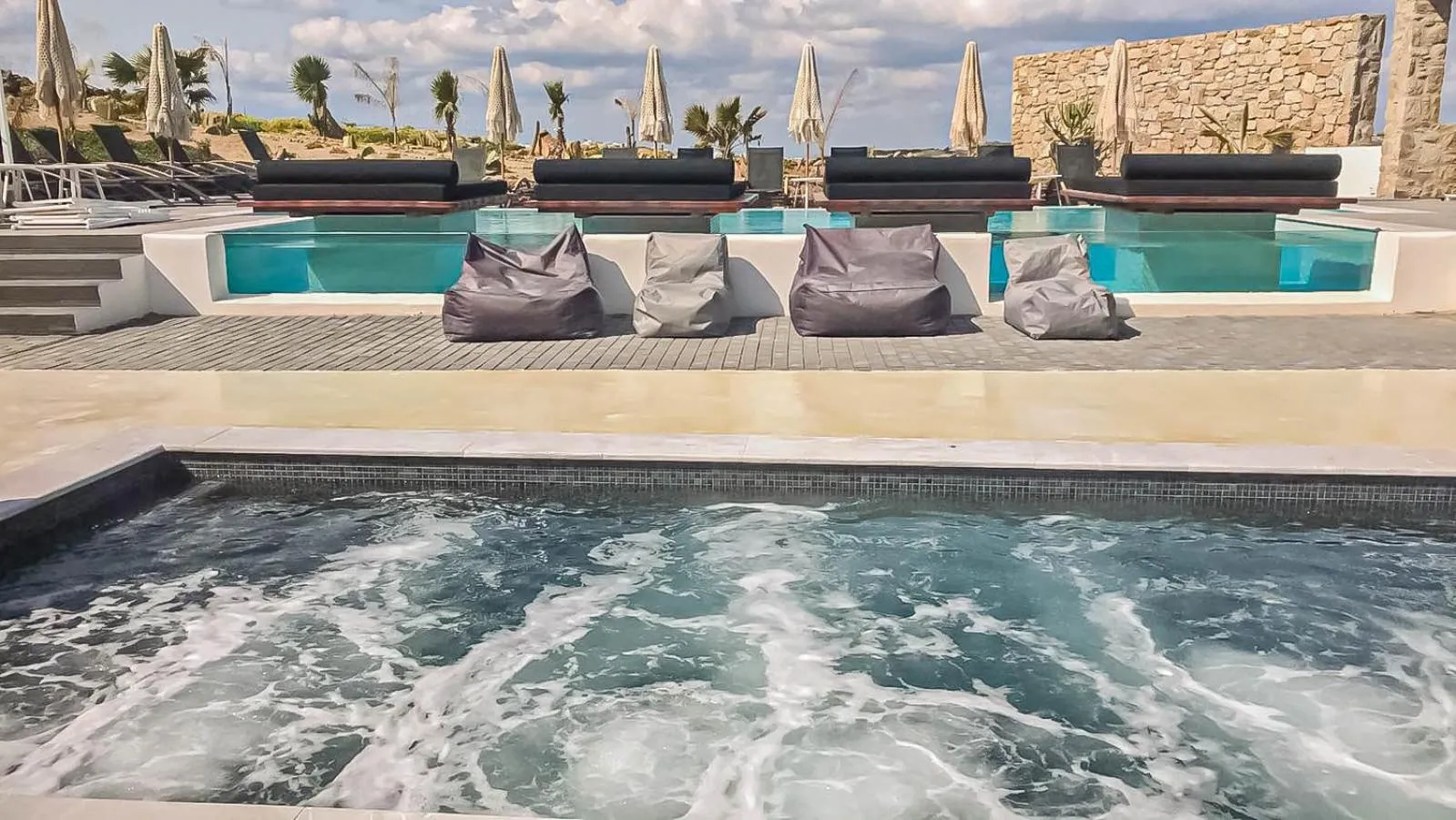 Hot Tub in Bianco a Nero Mykonos