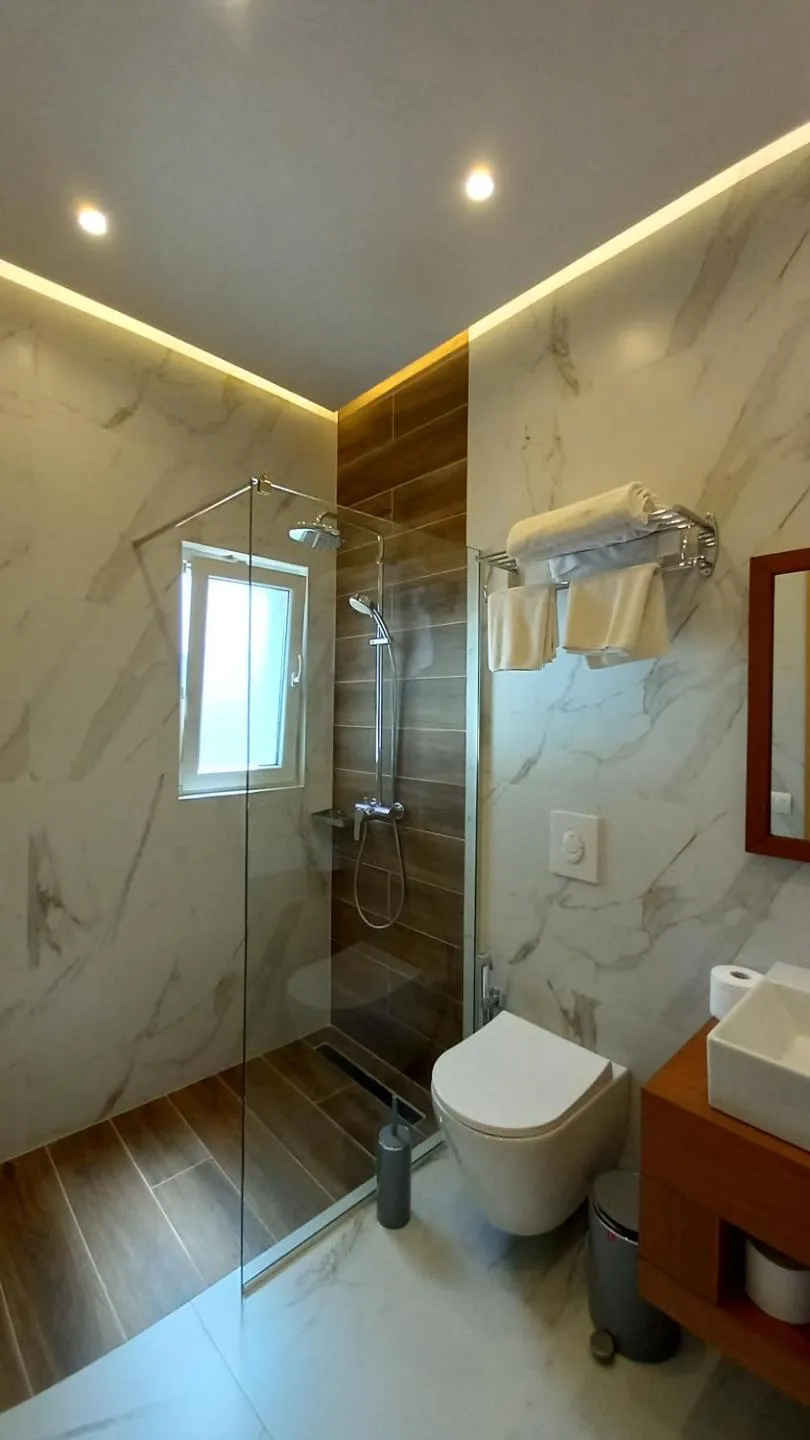 Shower in 6 Milje Hotel