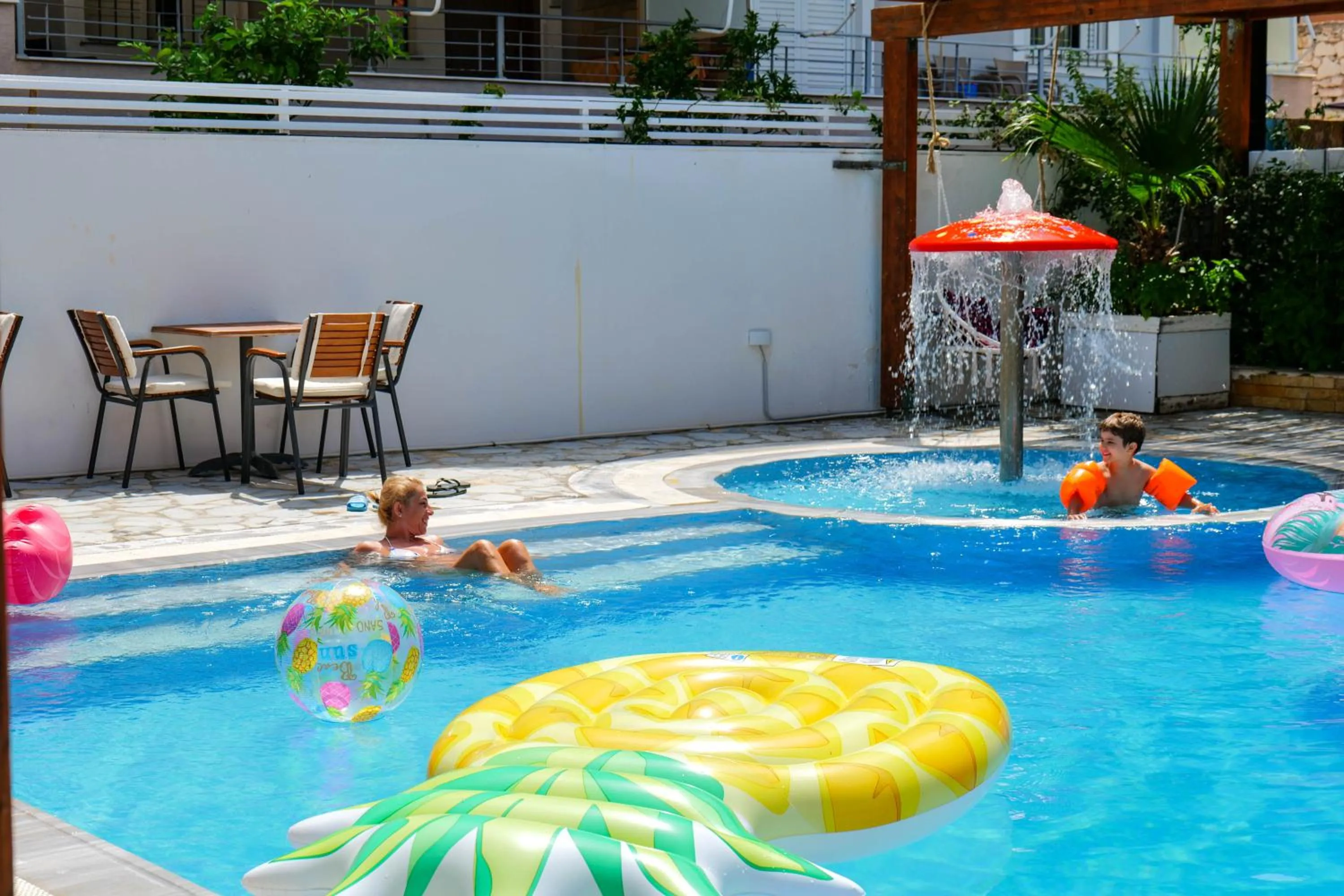 Swimming pool in 6 Milje Hotel