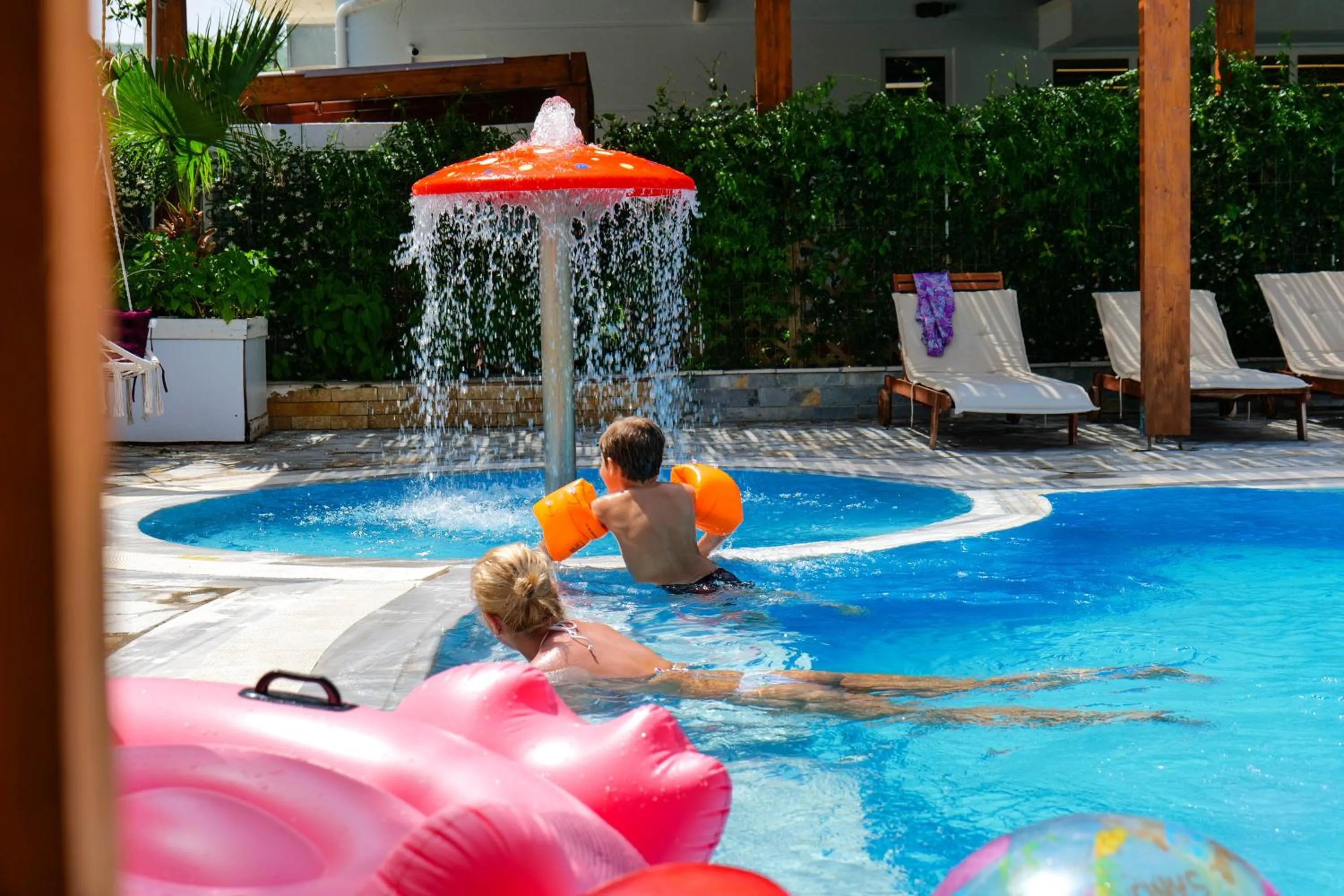 Swimming pool in 6 Milje Hotel