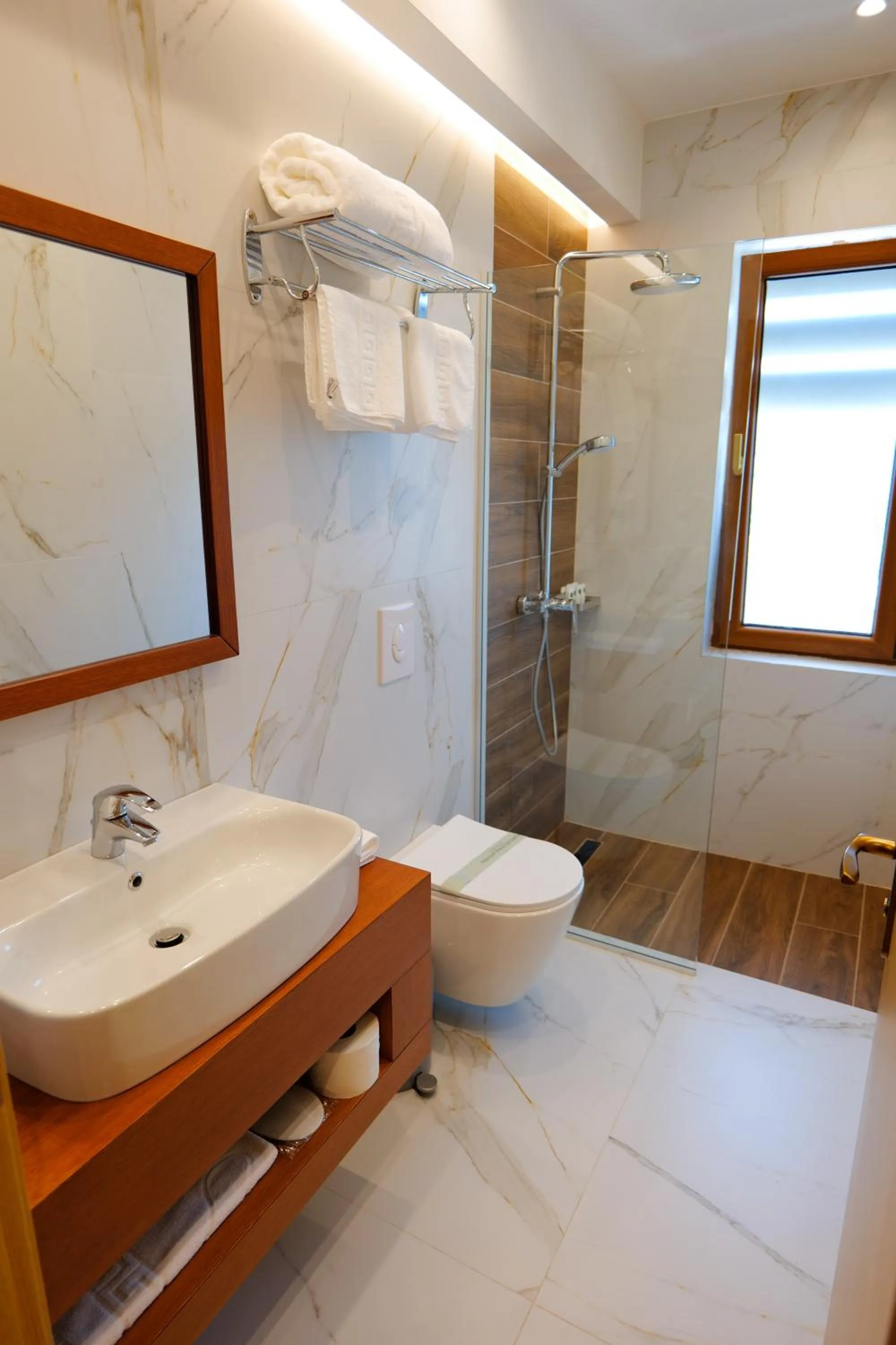 Shower in 6 Milje Hotel