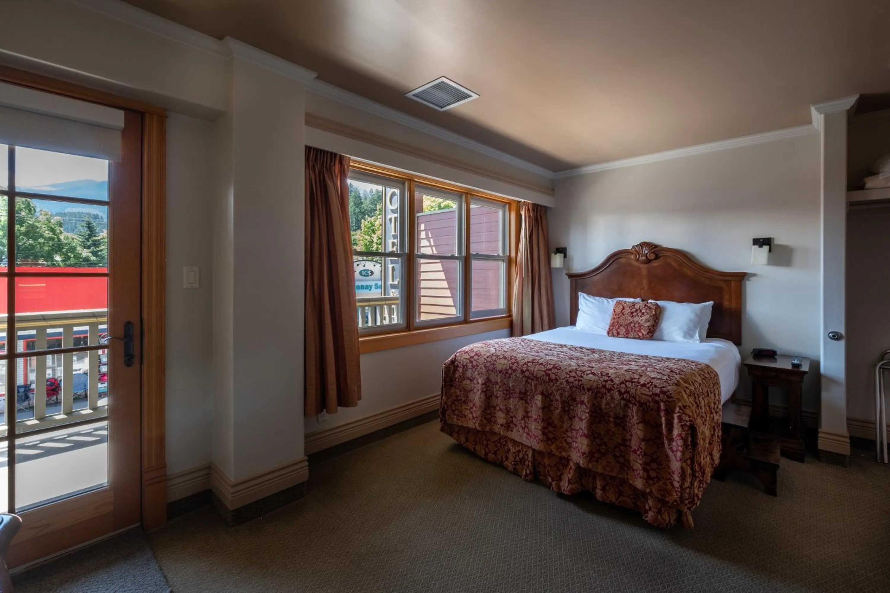 Bedroom, Bed in Kaslo Hotel