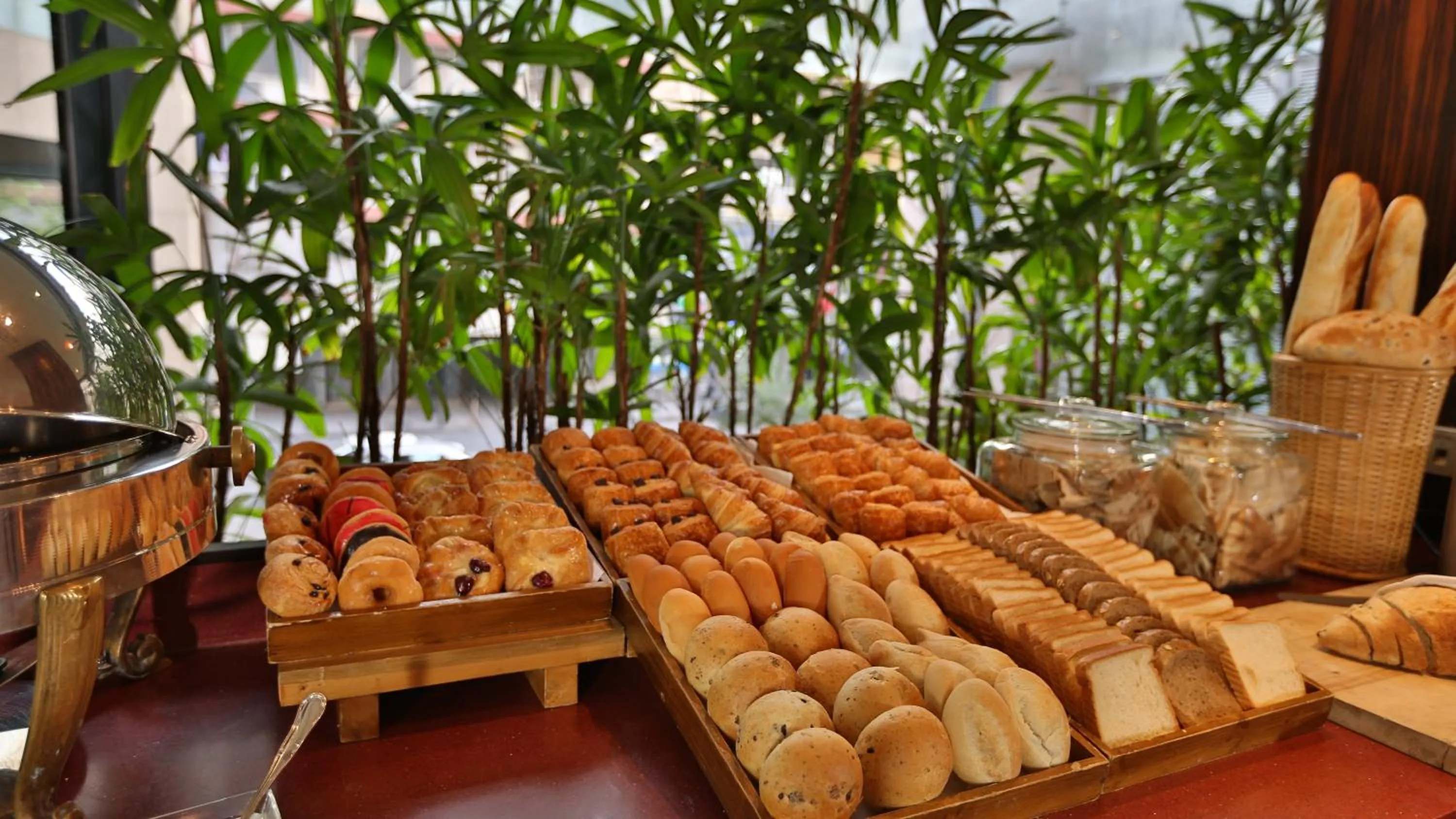 Restaurant/places to eat in Crowne Plaza Beirut by IHG