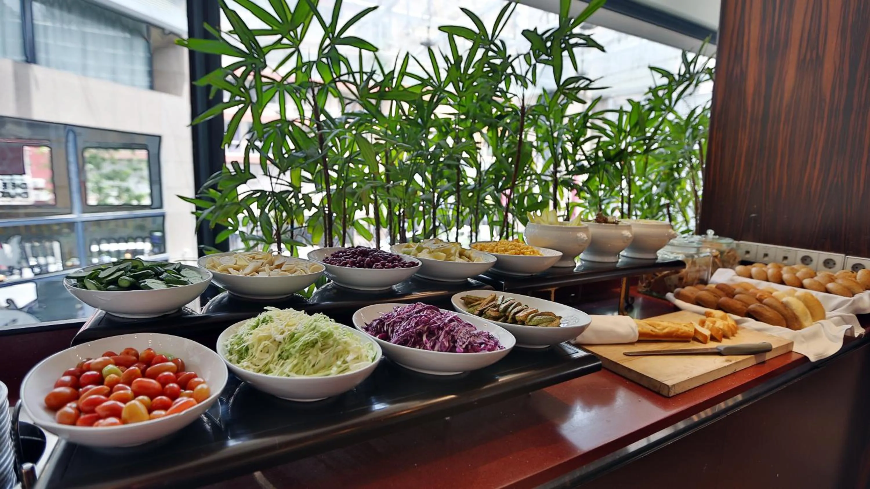 Restaurant/places to eat in Crowne Plaza Beirut by IHG