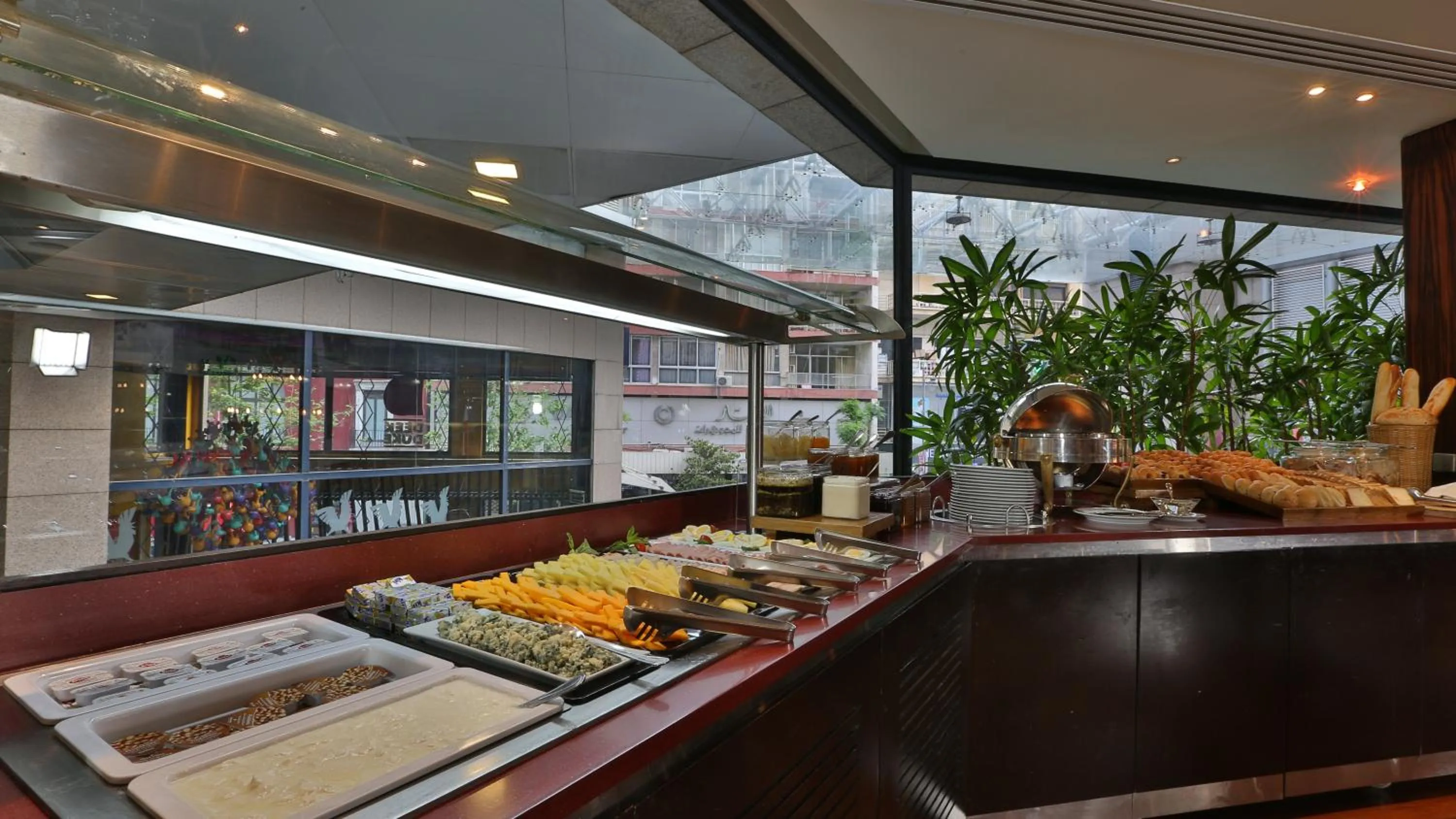 Restaurant/places to eat in Crowne Plaza Beirut by IHG