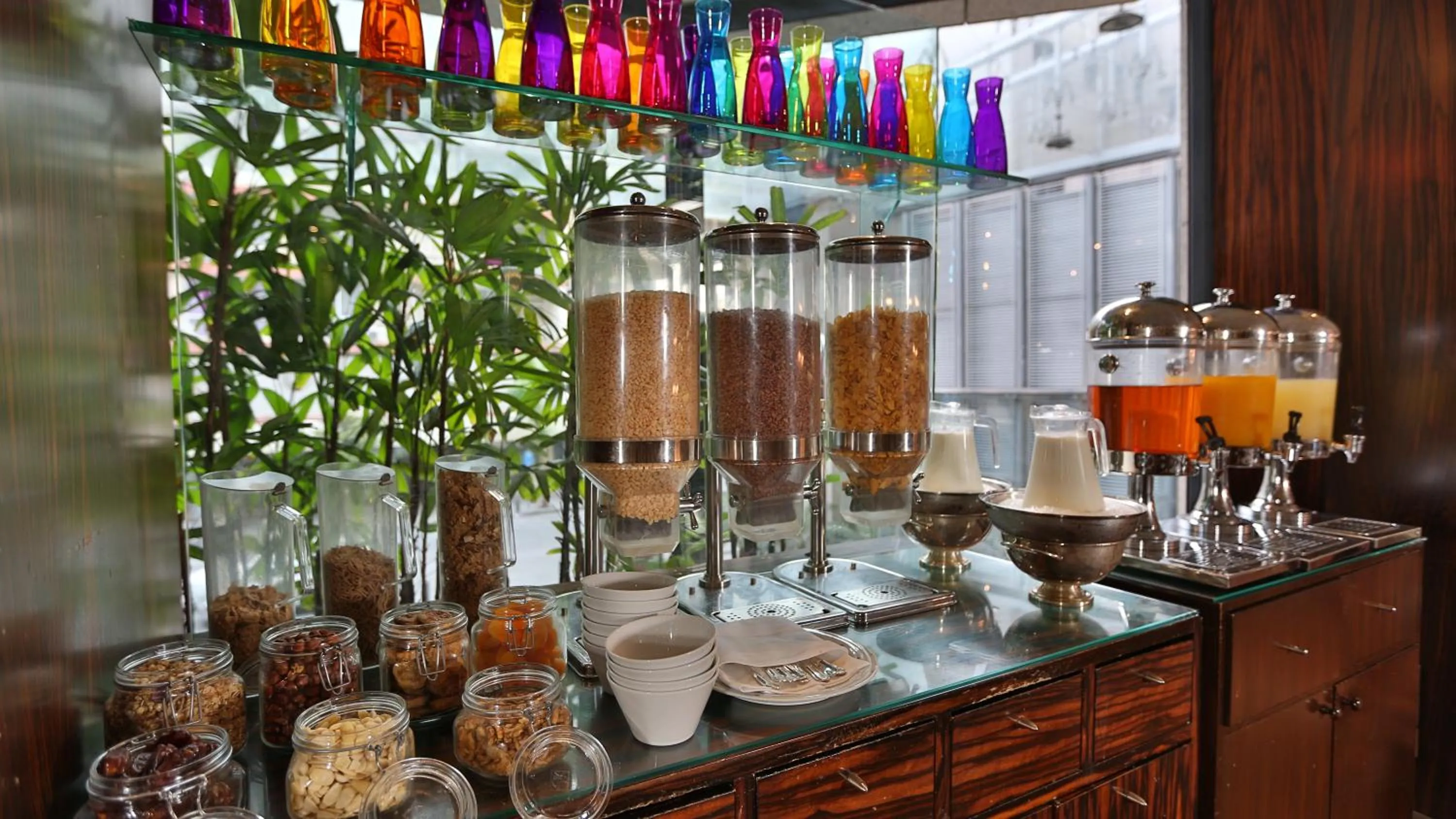 Restaurant/places to eat in Crowne Plaza Beirut by IHG