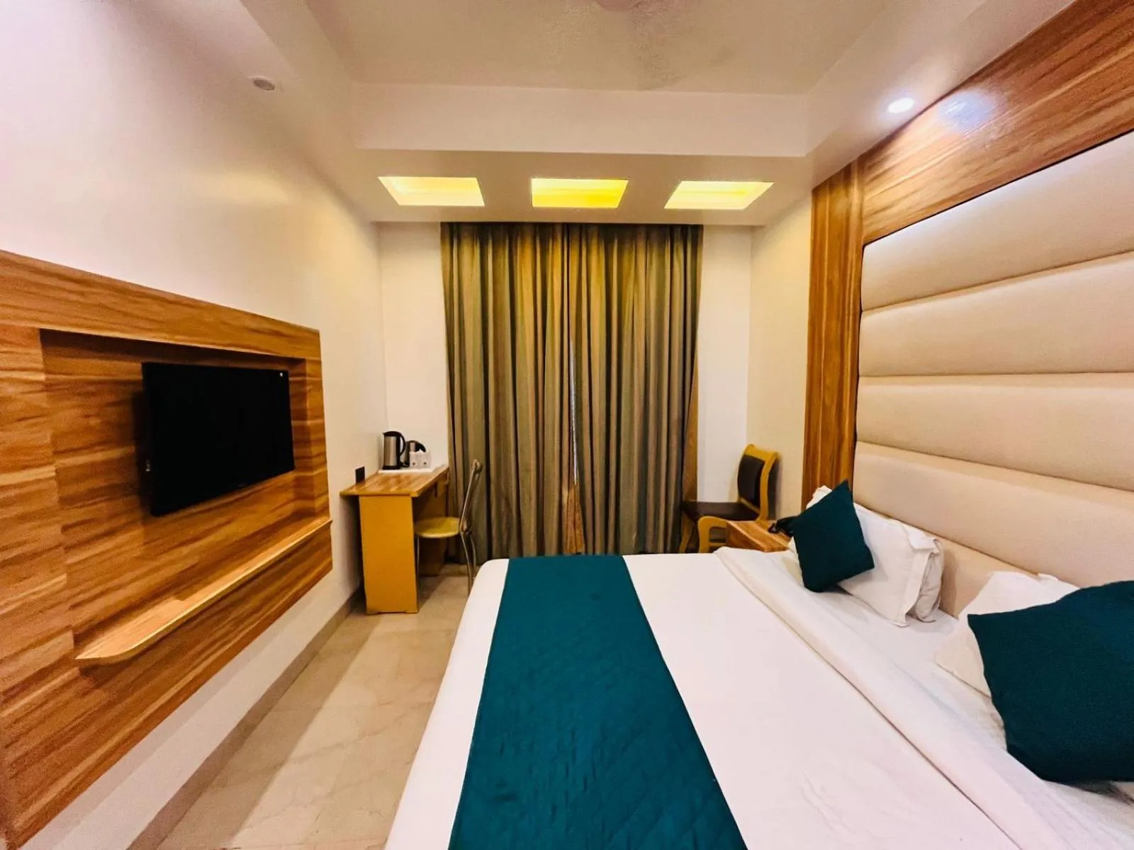 Bed in Hotel Benz International, Karol Bagh