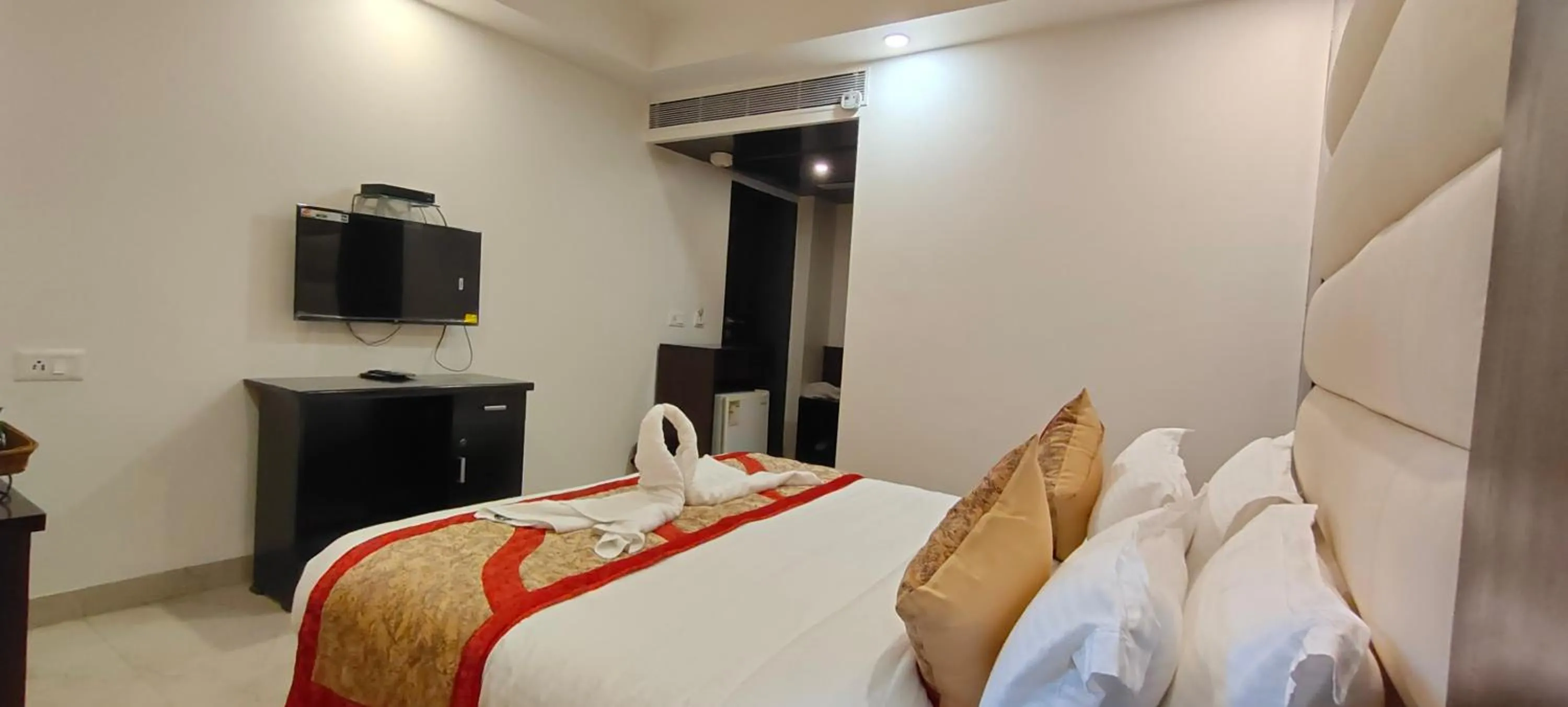 Photo of the whole room, Bed in Hotel Benz International, Karol Bagh