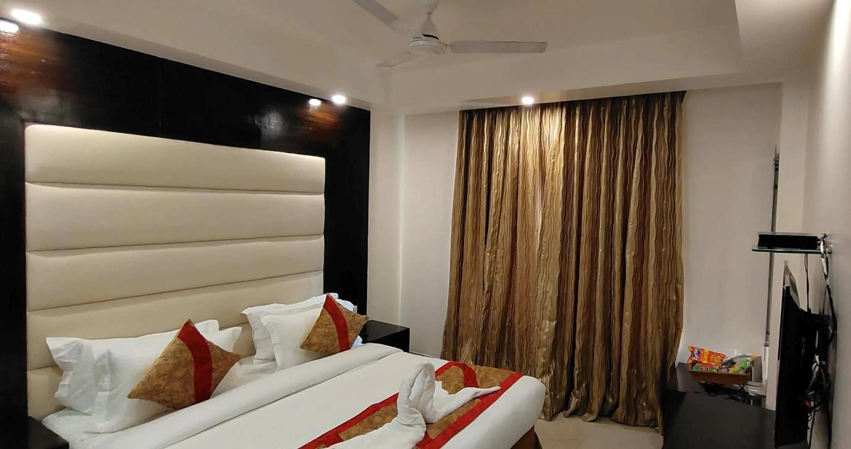 Bed in Hotel Benz International, Karol Bagh
