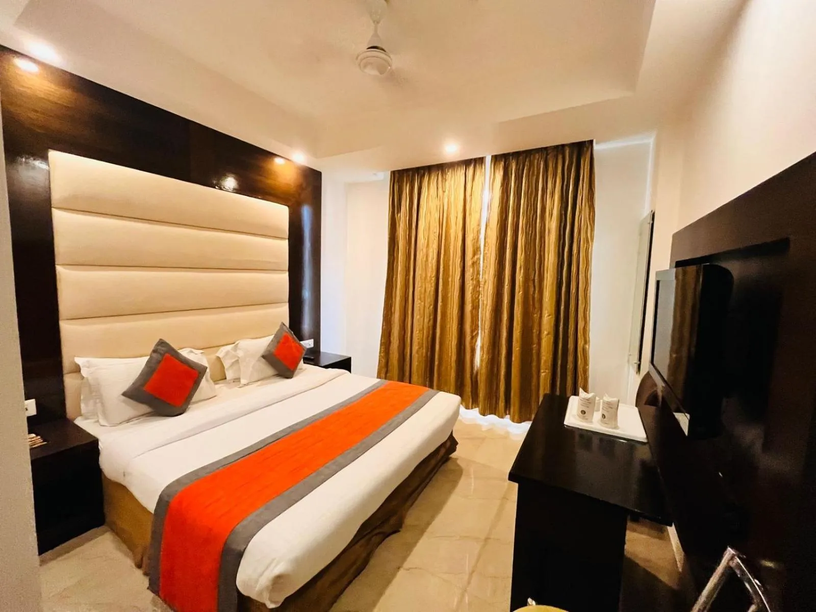 Bed in Hotel Benz International, Karol Bagh