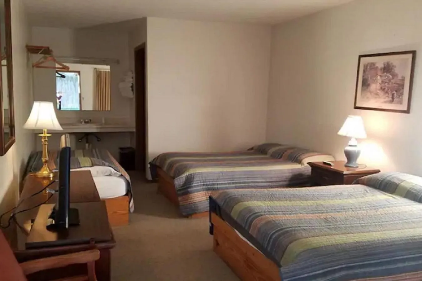 Photo of the whole room, Bed in Unity Lodge