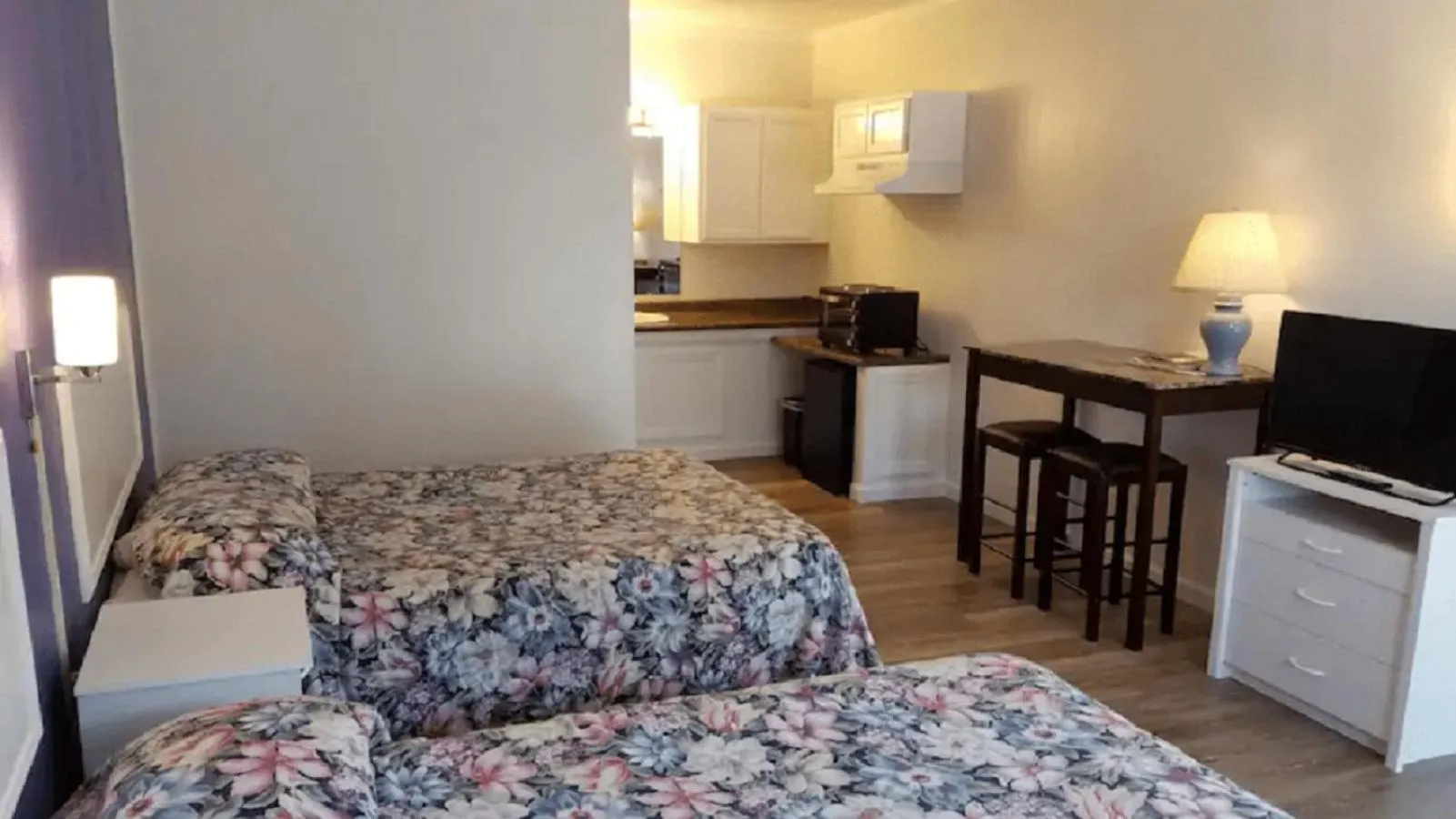 Photo of the whole room, Bed in Unity Lodge