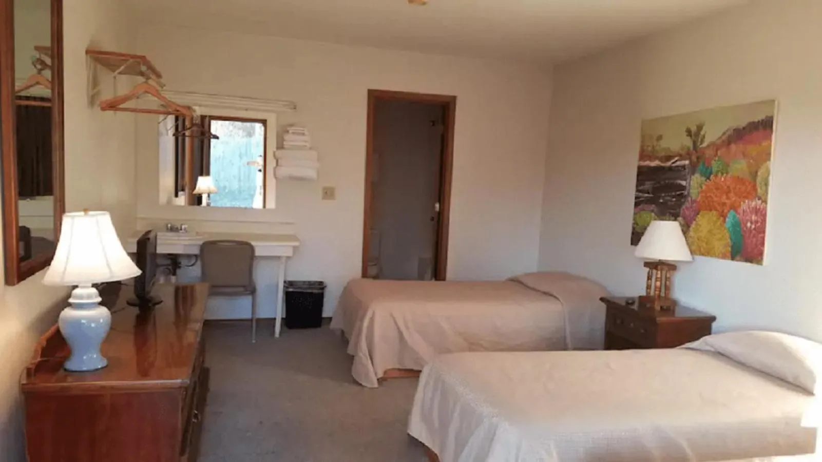 Photo of the whole room, Bed in Unity Lodge