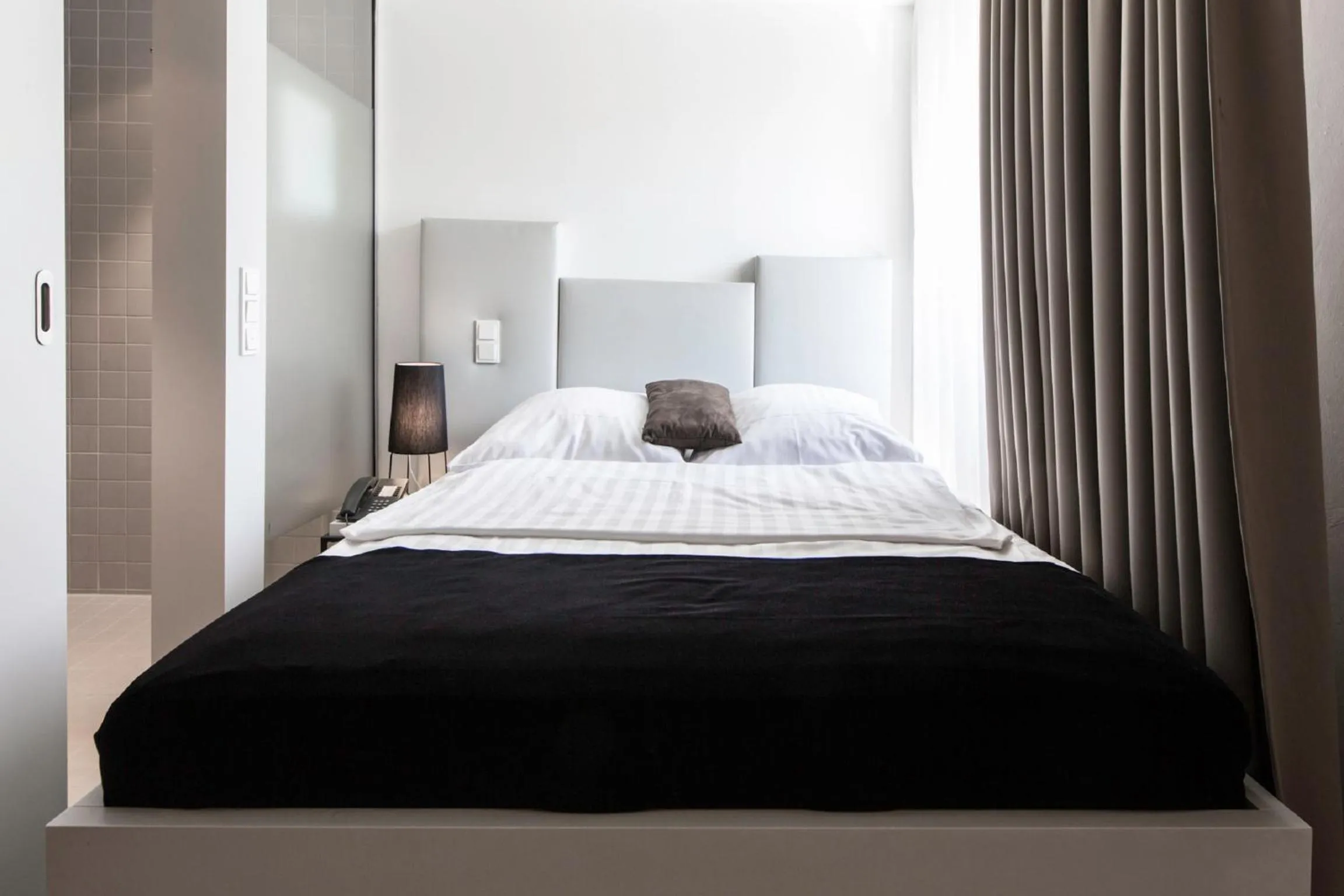 Bed in Pearl Design Hotel - Frankfurt City