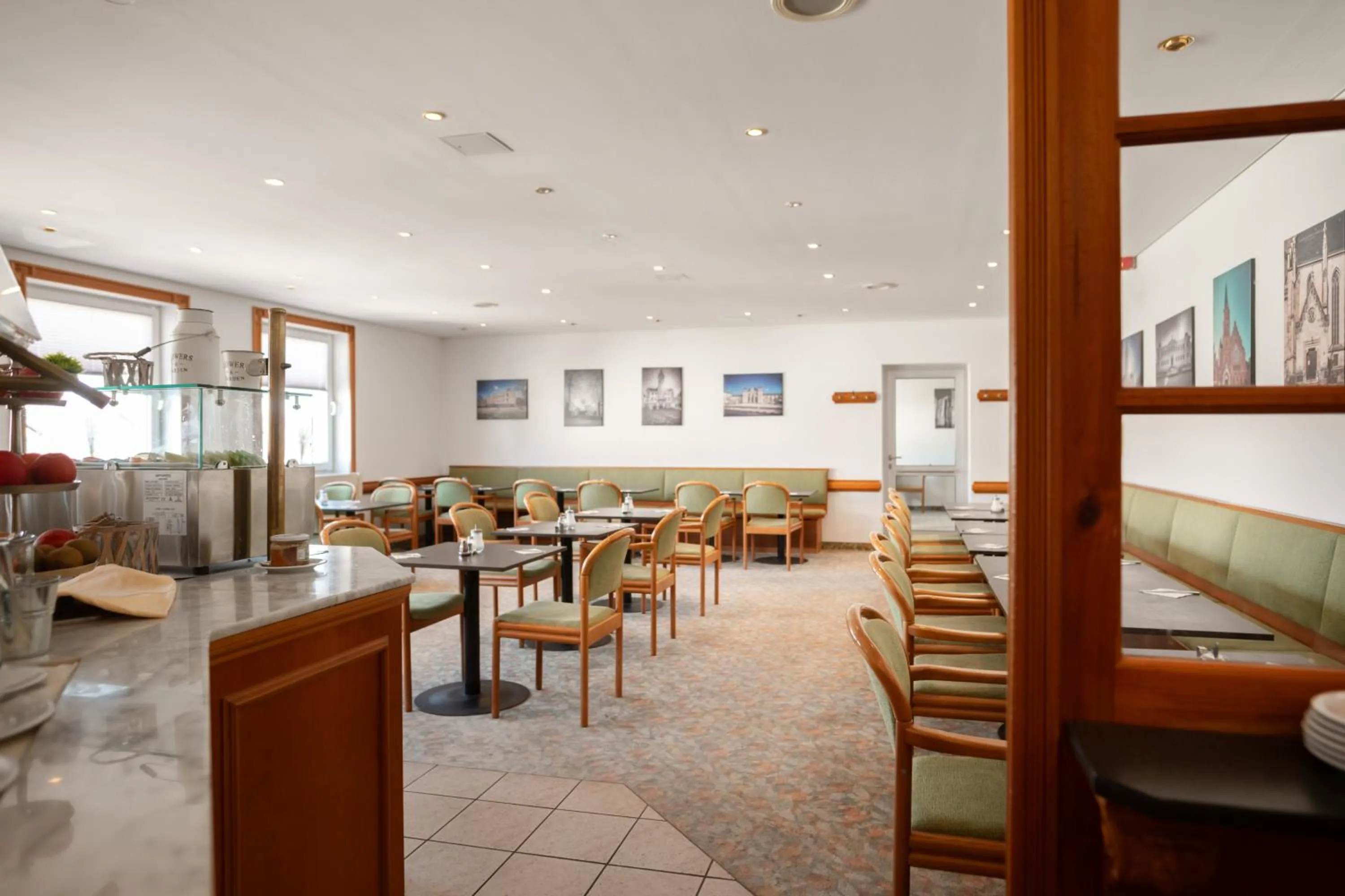 Restaurant/places to eat in Hotel Astor