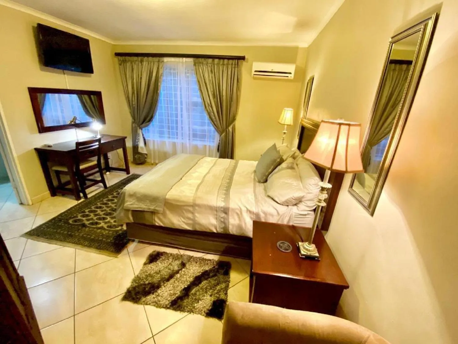 Photo of the whole room, Bed in Absolut Guest Boutique