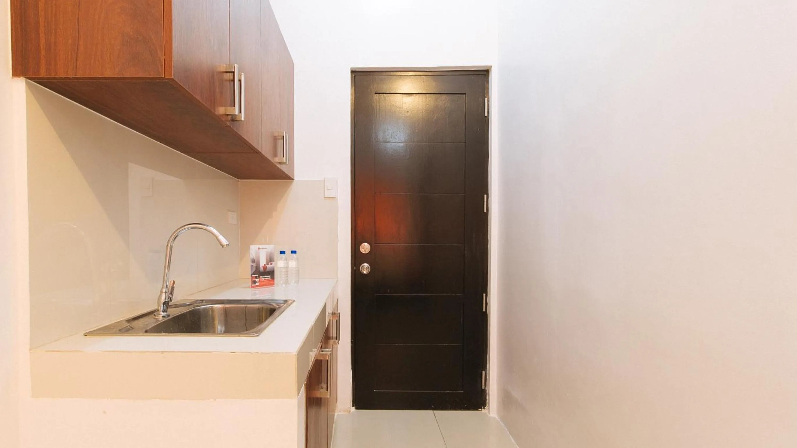 Kitchen or kitchenette in RedDoorz @ Jardin LRT Tayuman Manila