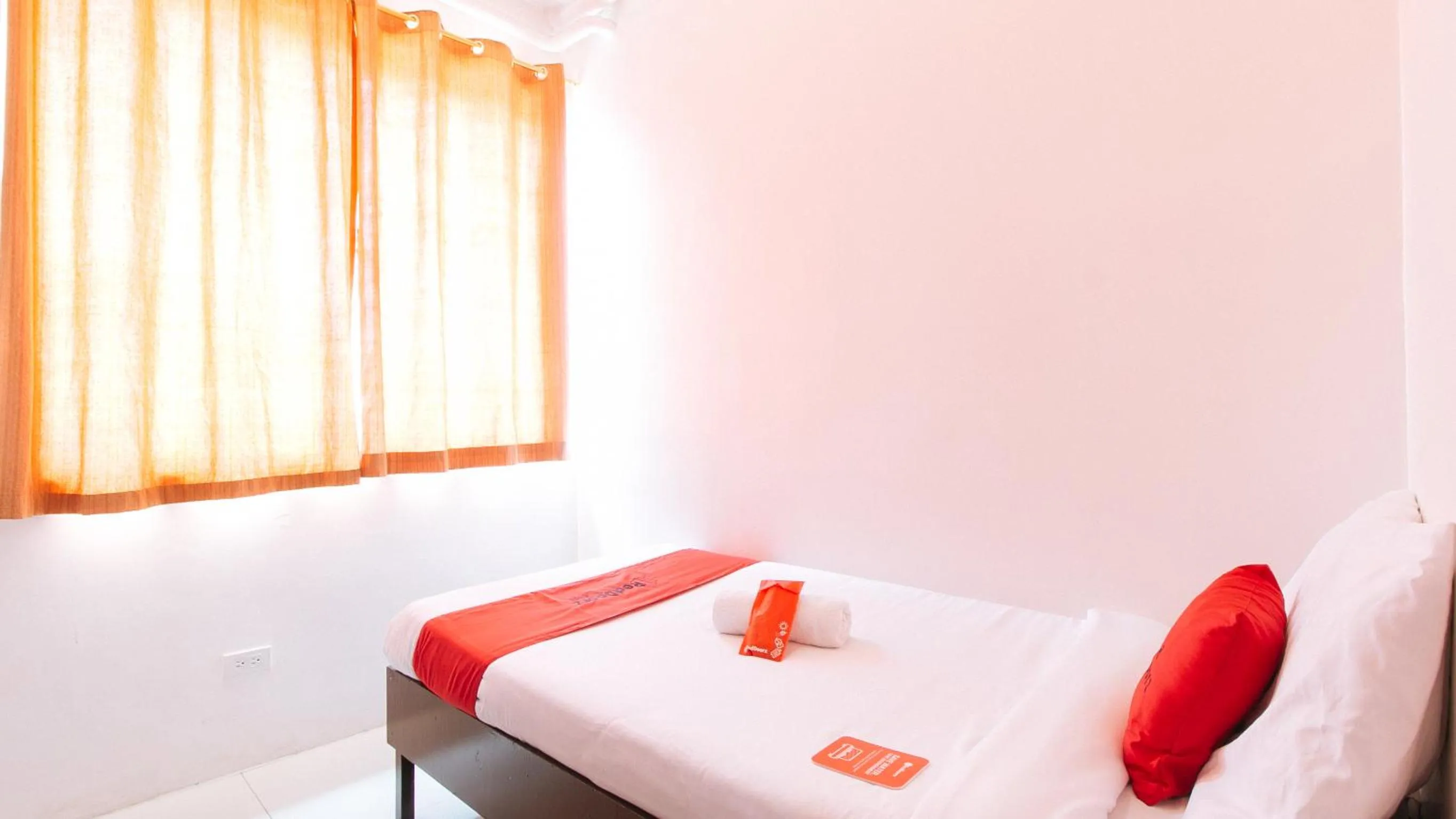 Bed in RedDoorz @ Jardin LRT Tayuman Manila