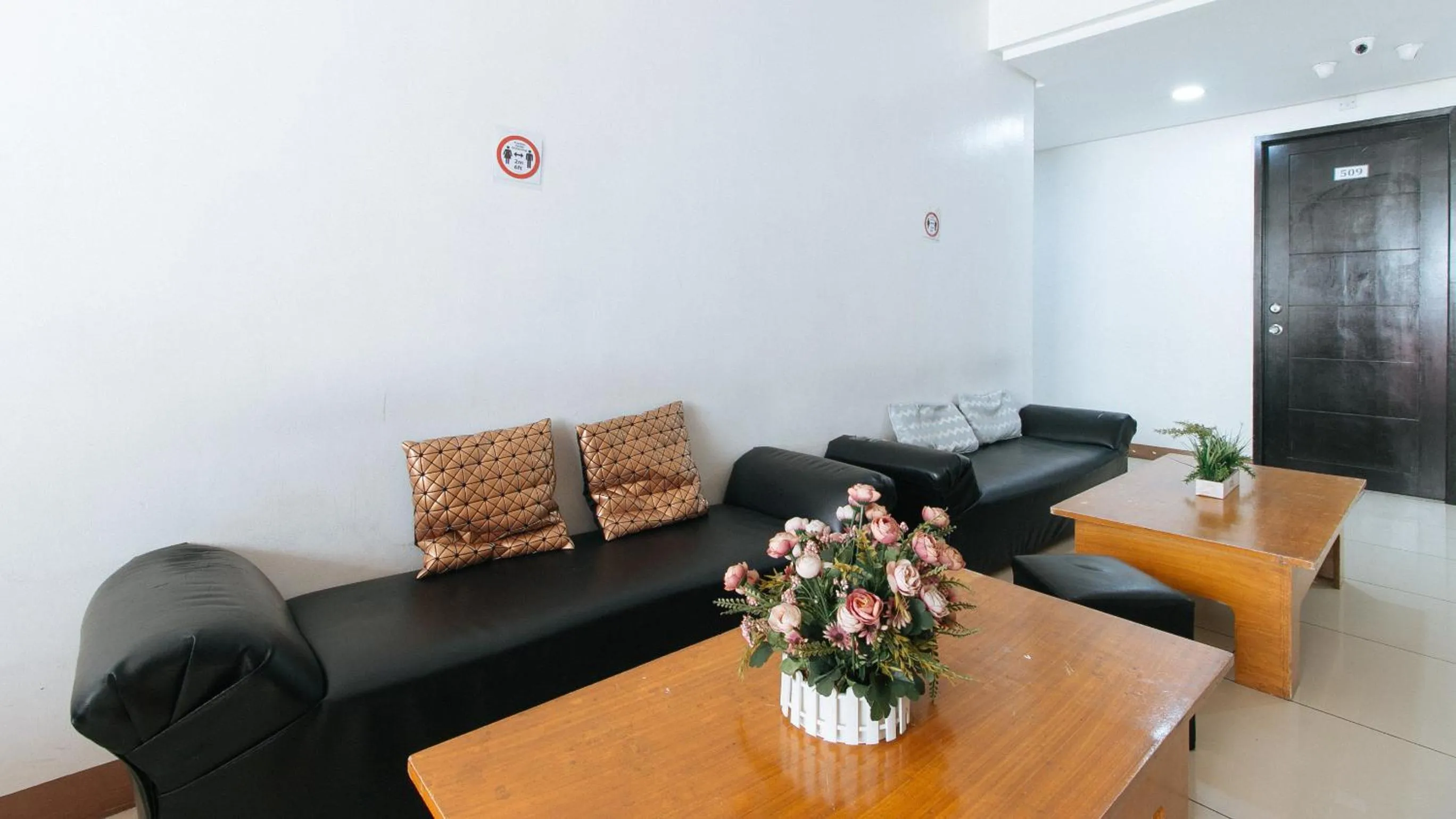 Lobby or reception in RedDoorz @ Jardin LRT Tayuman Manila