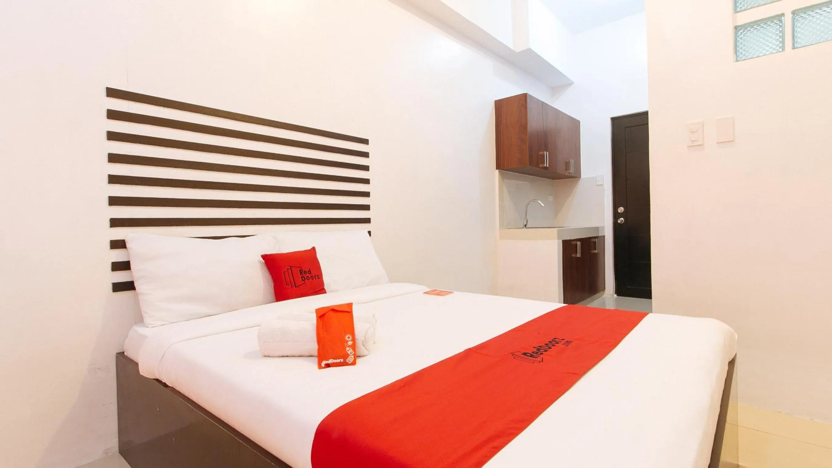 Bed in RedDoorz @ Jardin LRT Tayuman Manila