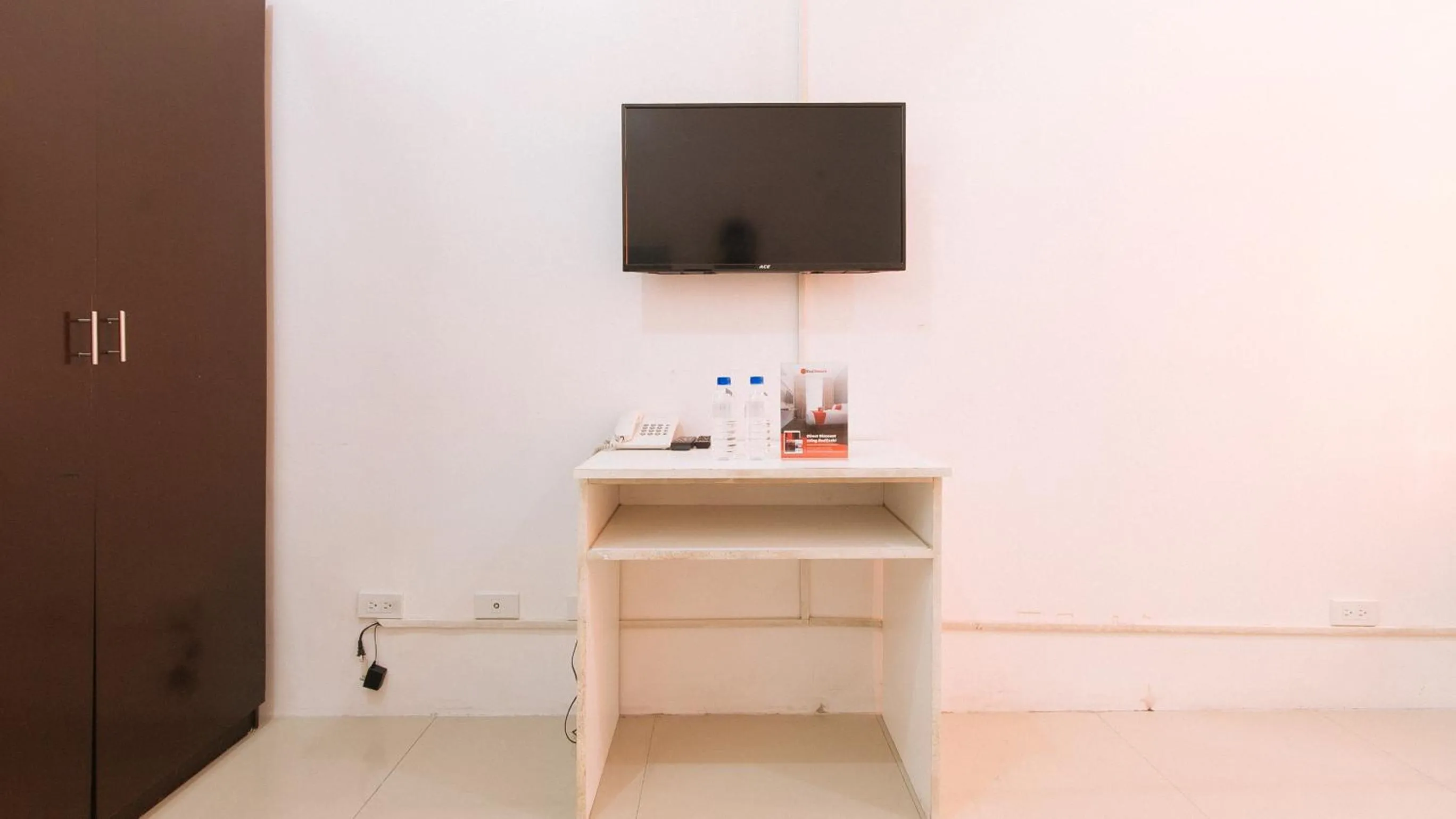 TV and multimedia in RedDoorz @ Jardin LRT Tayuman Manila