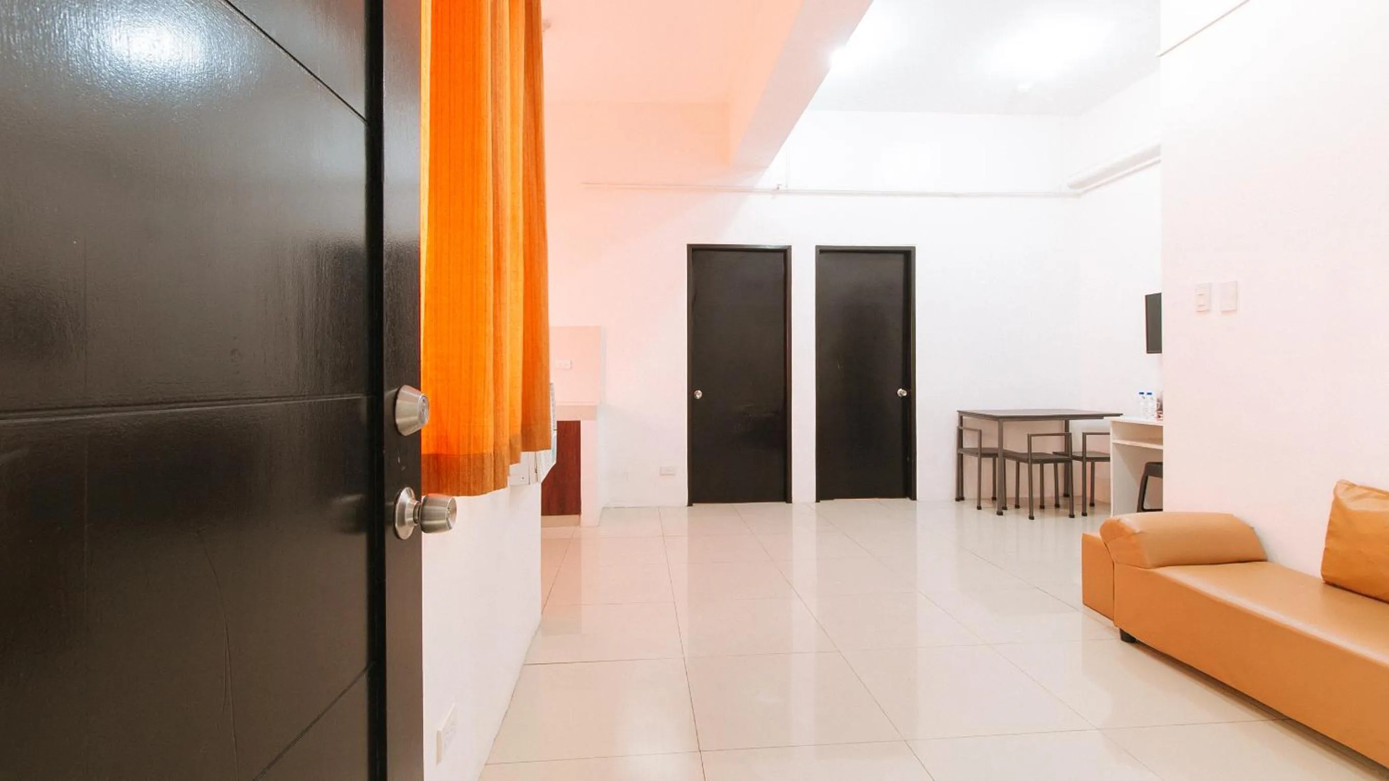 Seating area in RedDoorz @ Jardin LRT Tayuman Manila