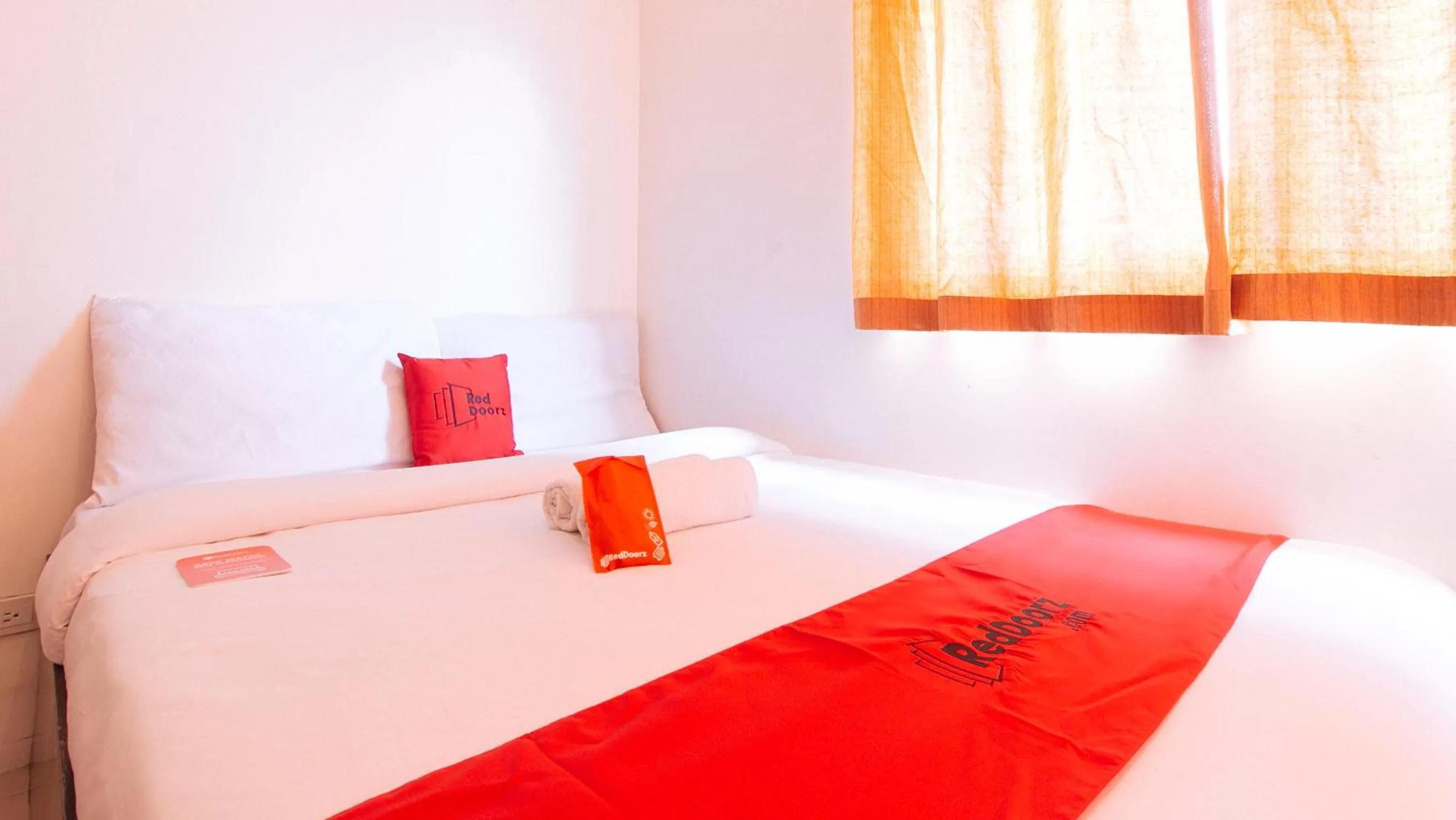 Bed in RedDoorz @ Jardin LRT Tayuman Manila