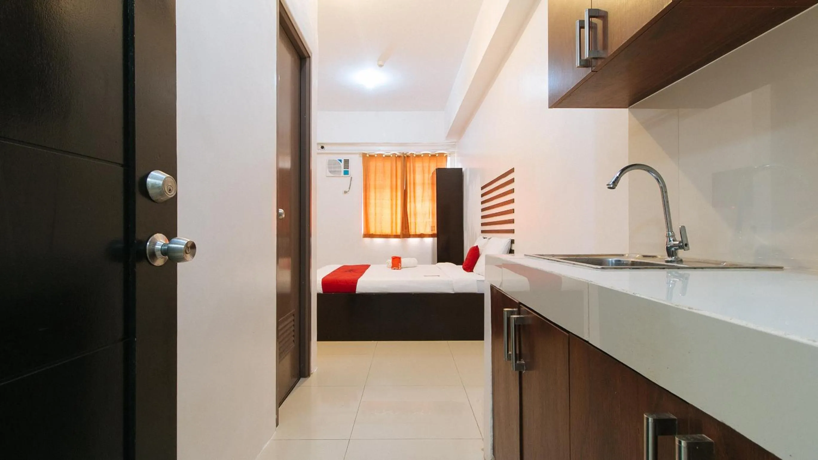 Bed in RedDoorz @ Jardin LRT Tayuman Manila