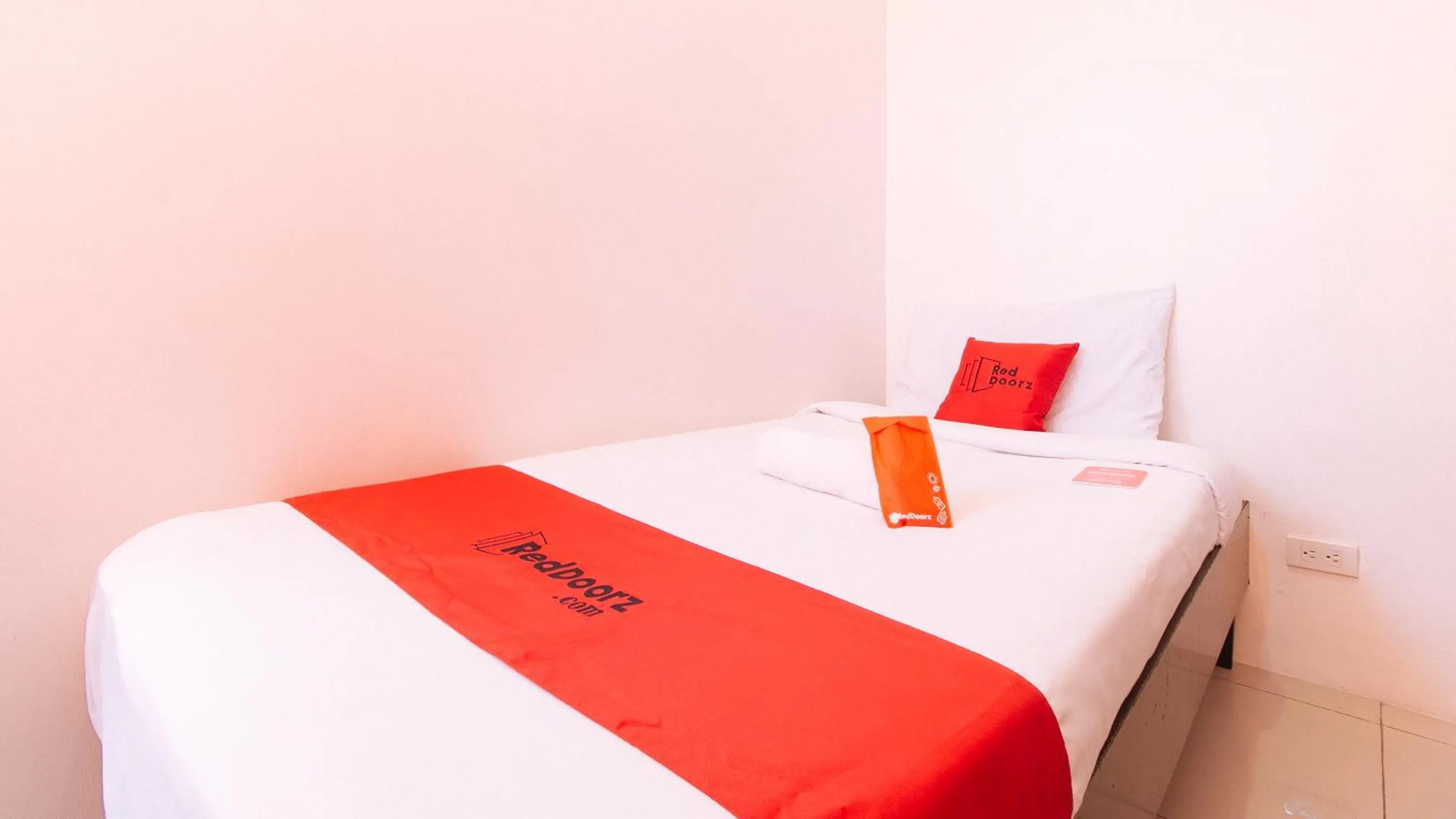 Bed in RedDoorz @ Jardin LRT Tayuman Manila